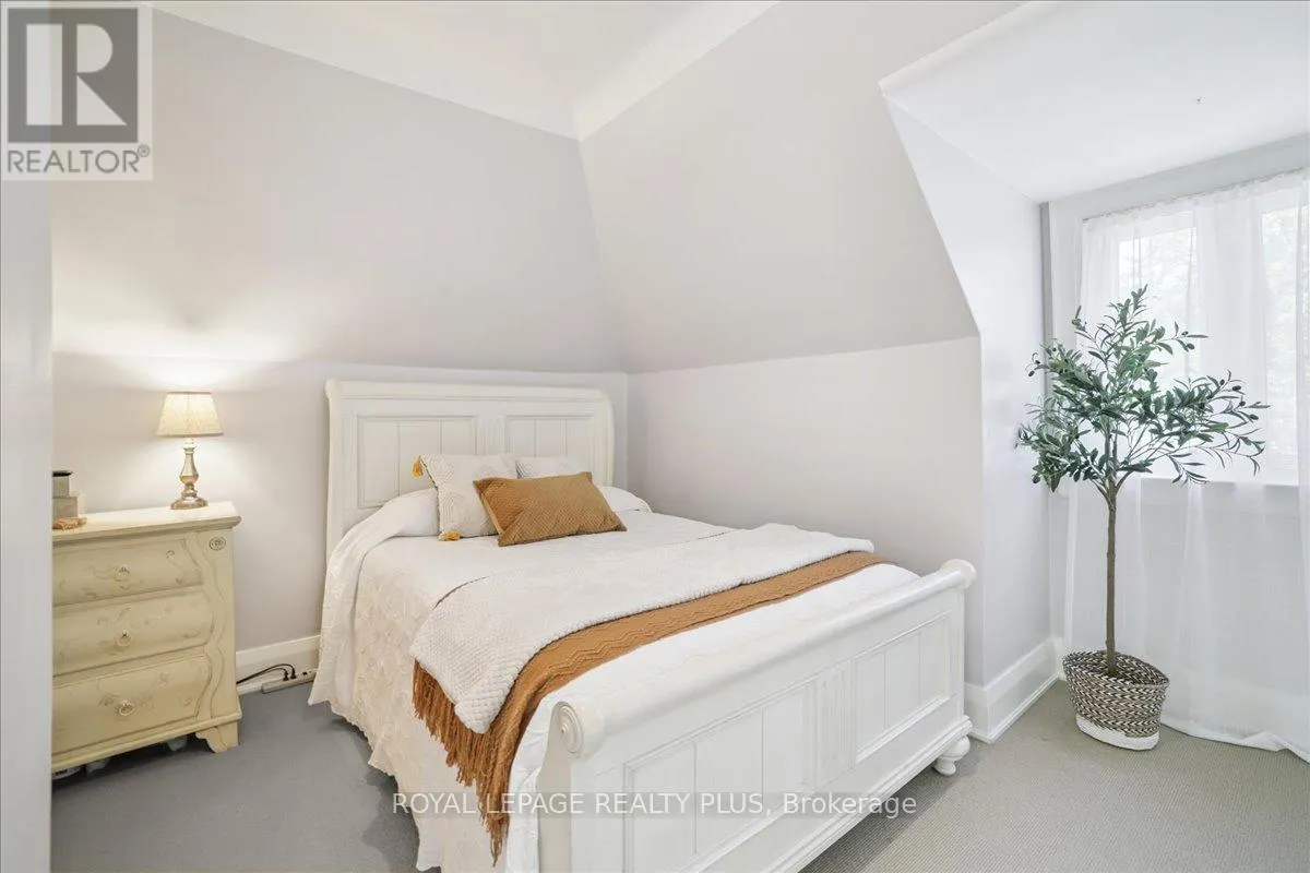 1048 ROYAL YORK ROAD