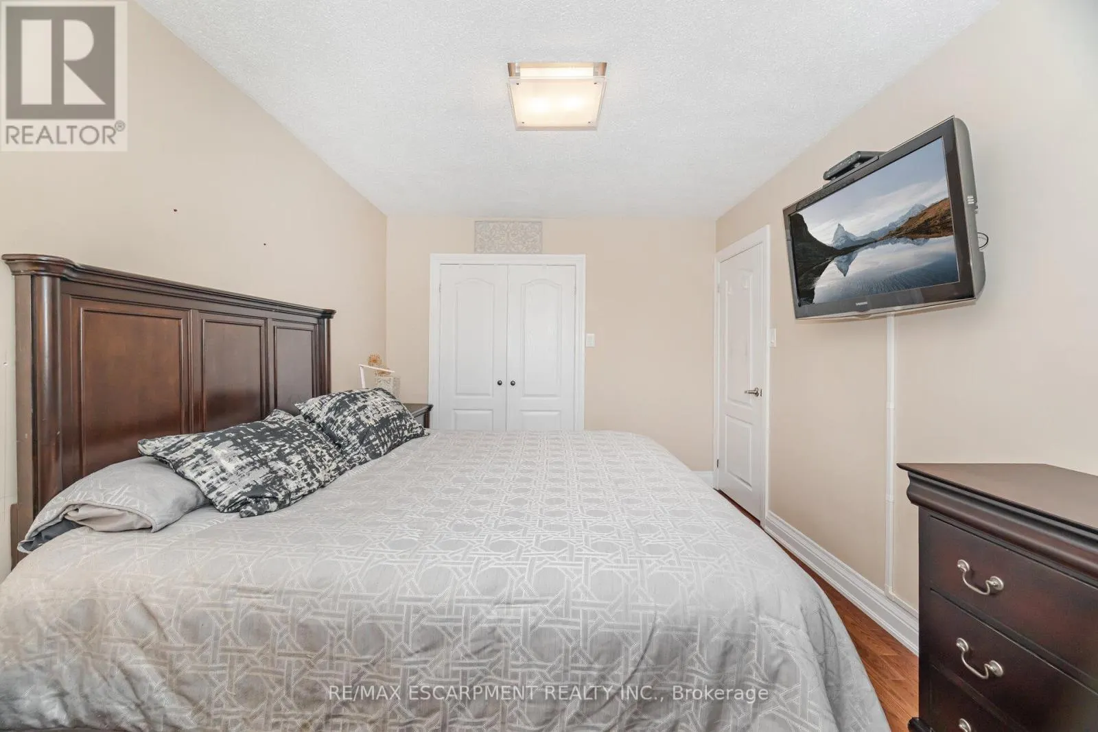 1132 CLAREDALE ROAD