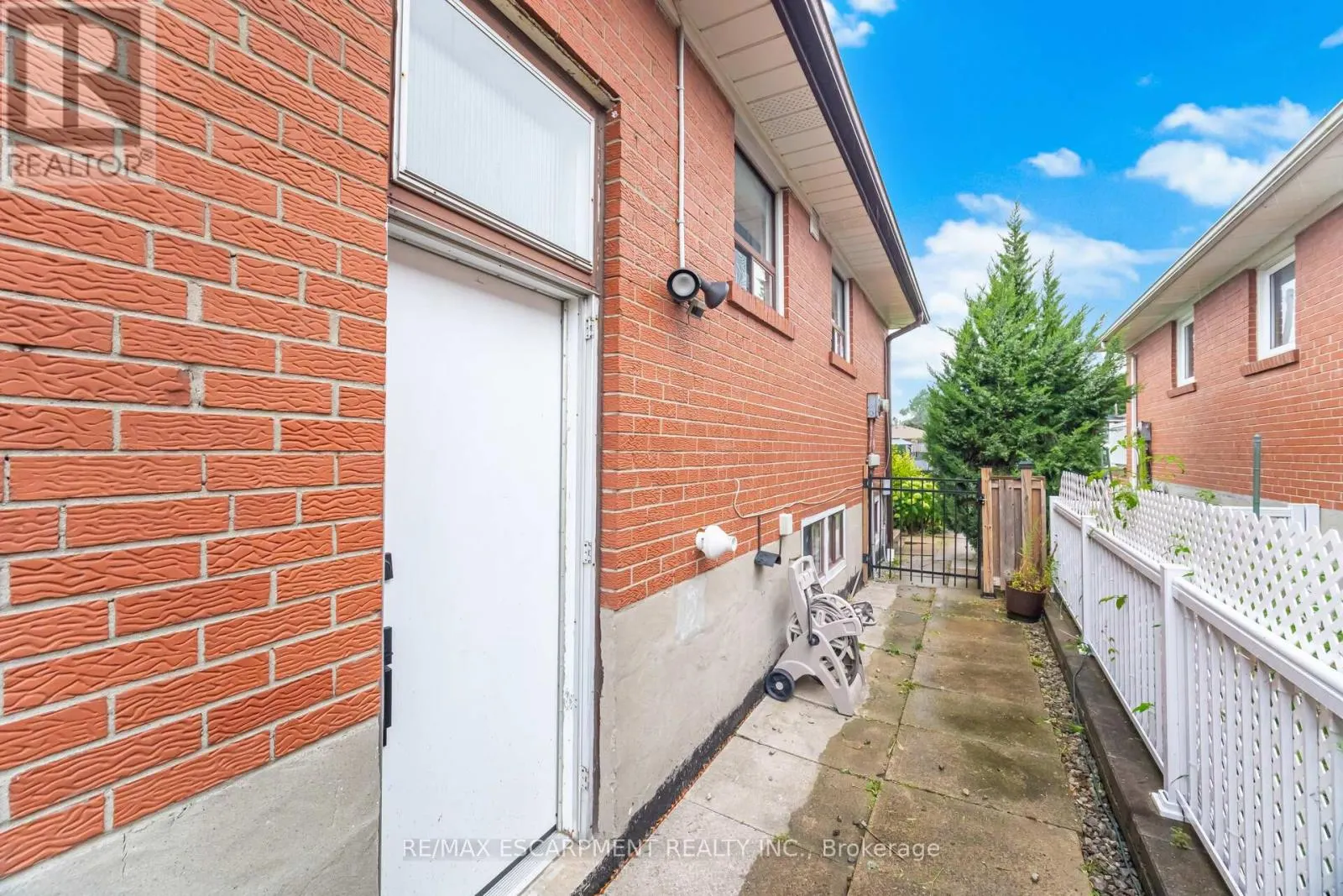 1132 CLAREDALE ROAD