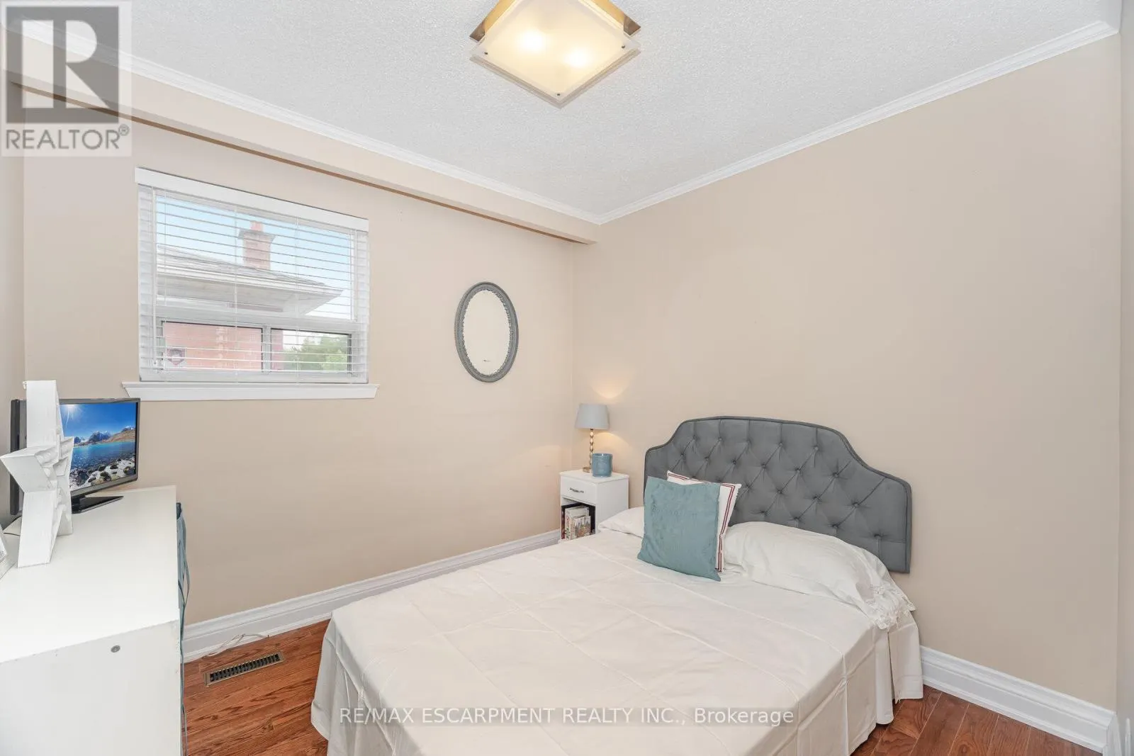 1132 CLAREDALE ROAD