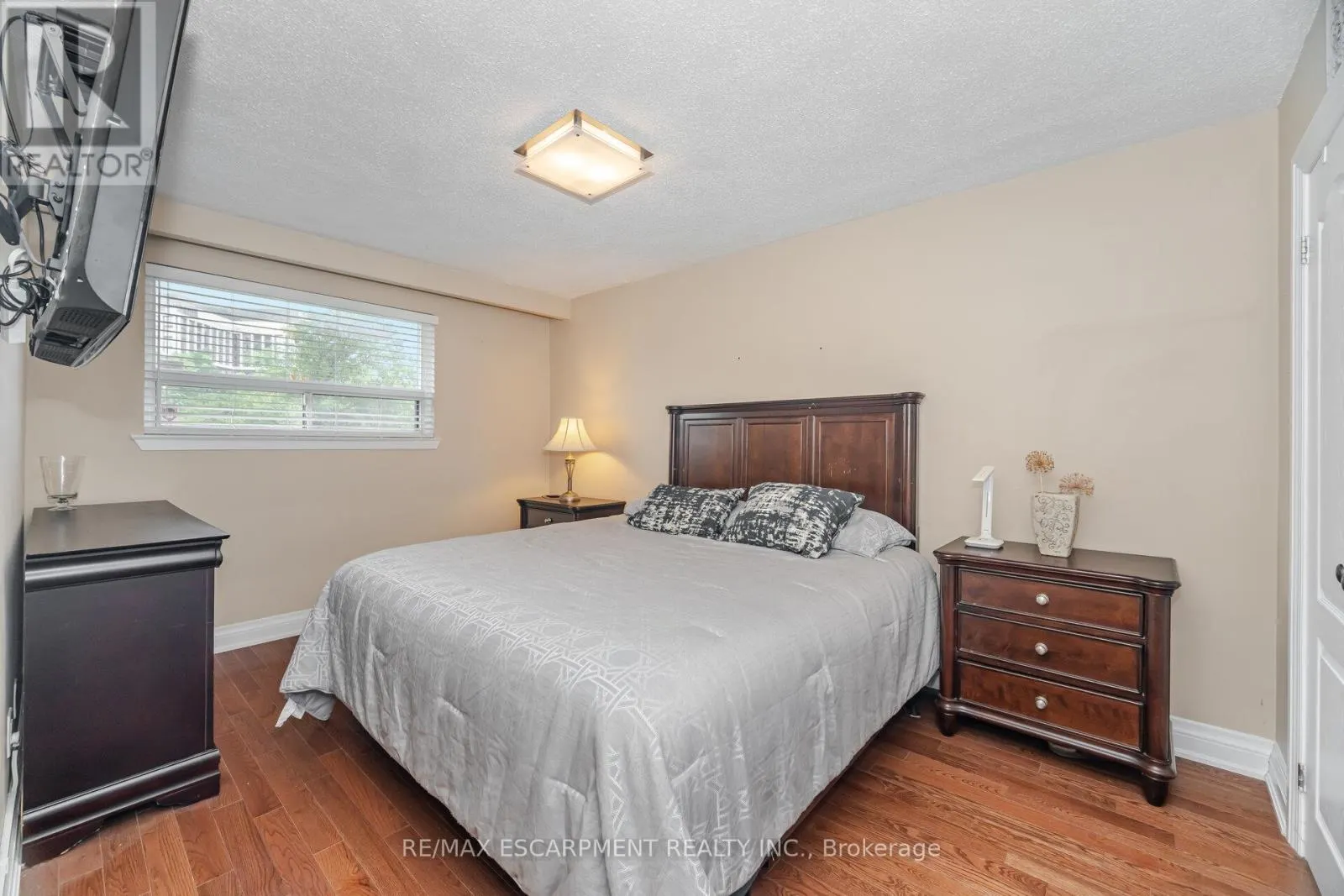 1132 CLAREDALE ROAD
