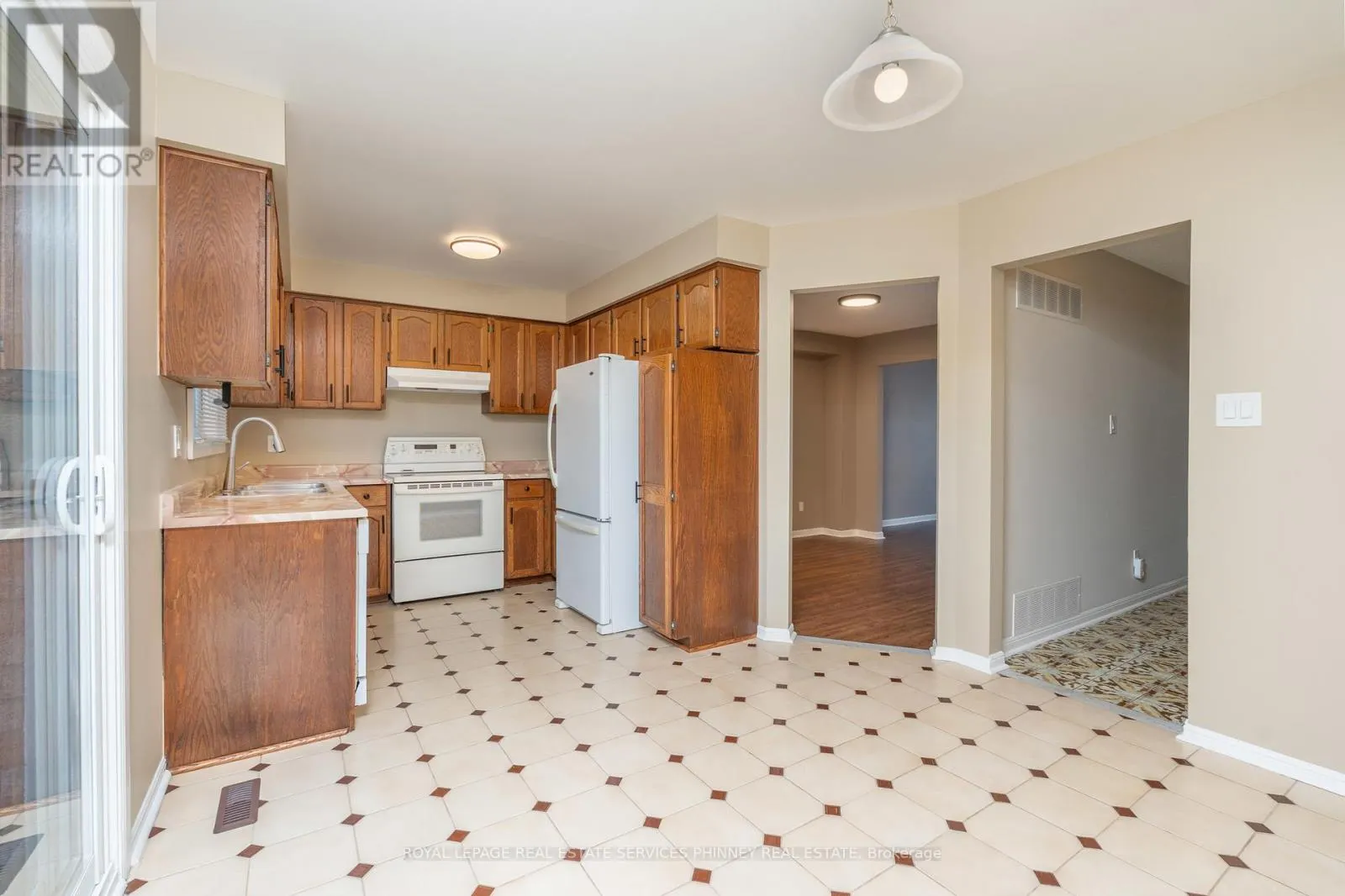 1005 QUEEN STREET W