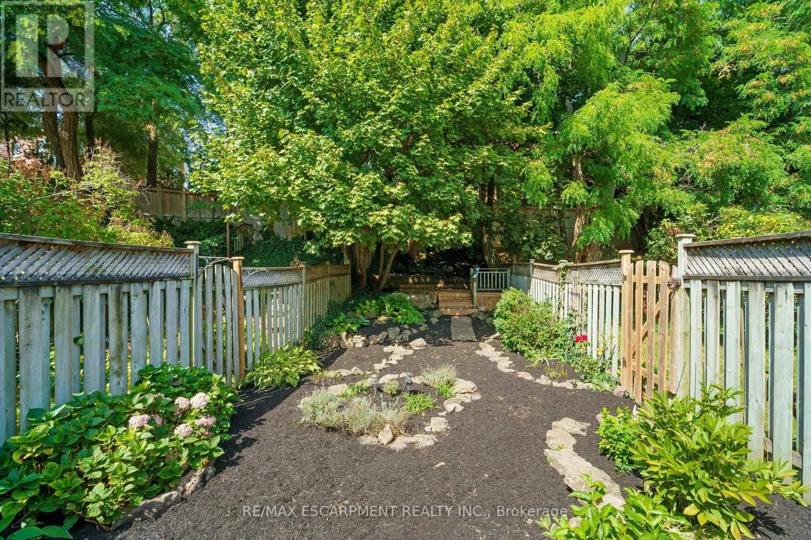 43 FAIRWOOD PLACE W
