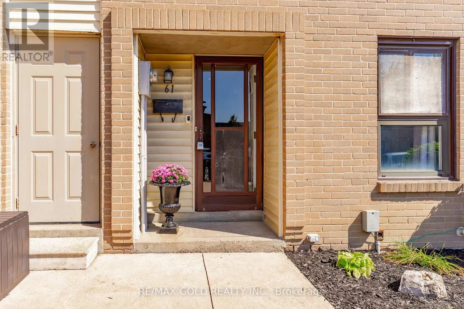 61 - 46 DEARBOURNE BOULEVARD