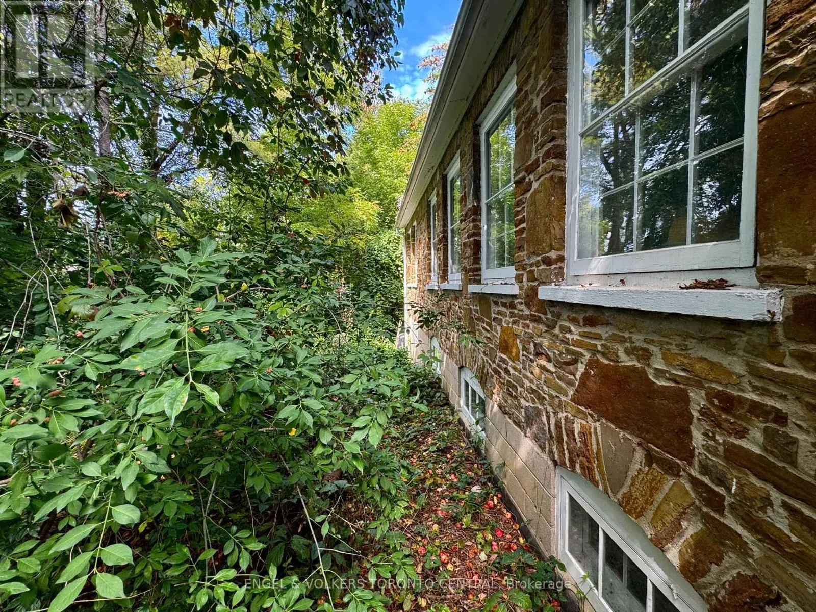 85 YORKLEIGH AVENUE