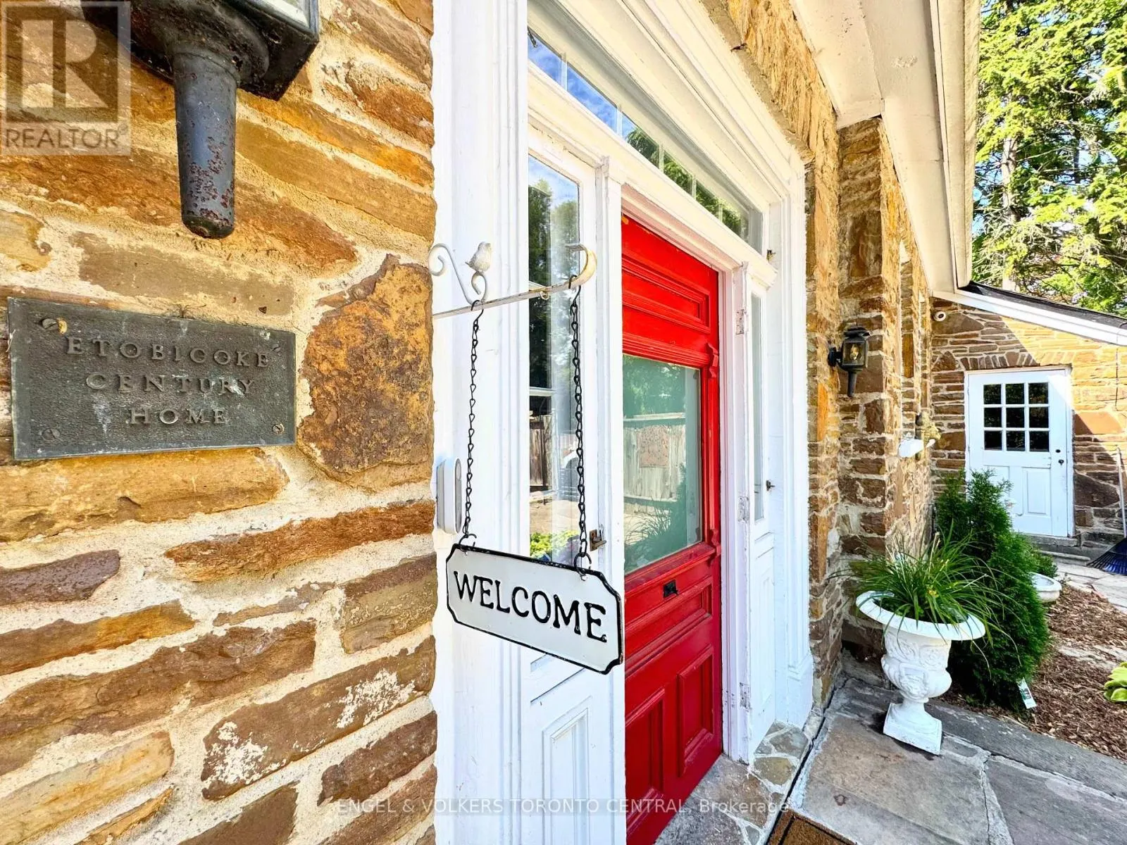 85 YORKLEIGH AVENUE