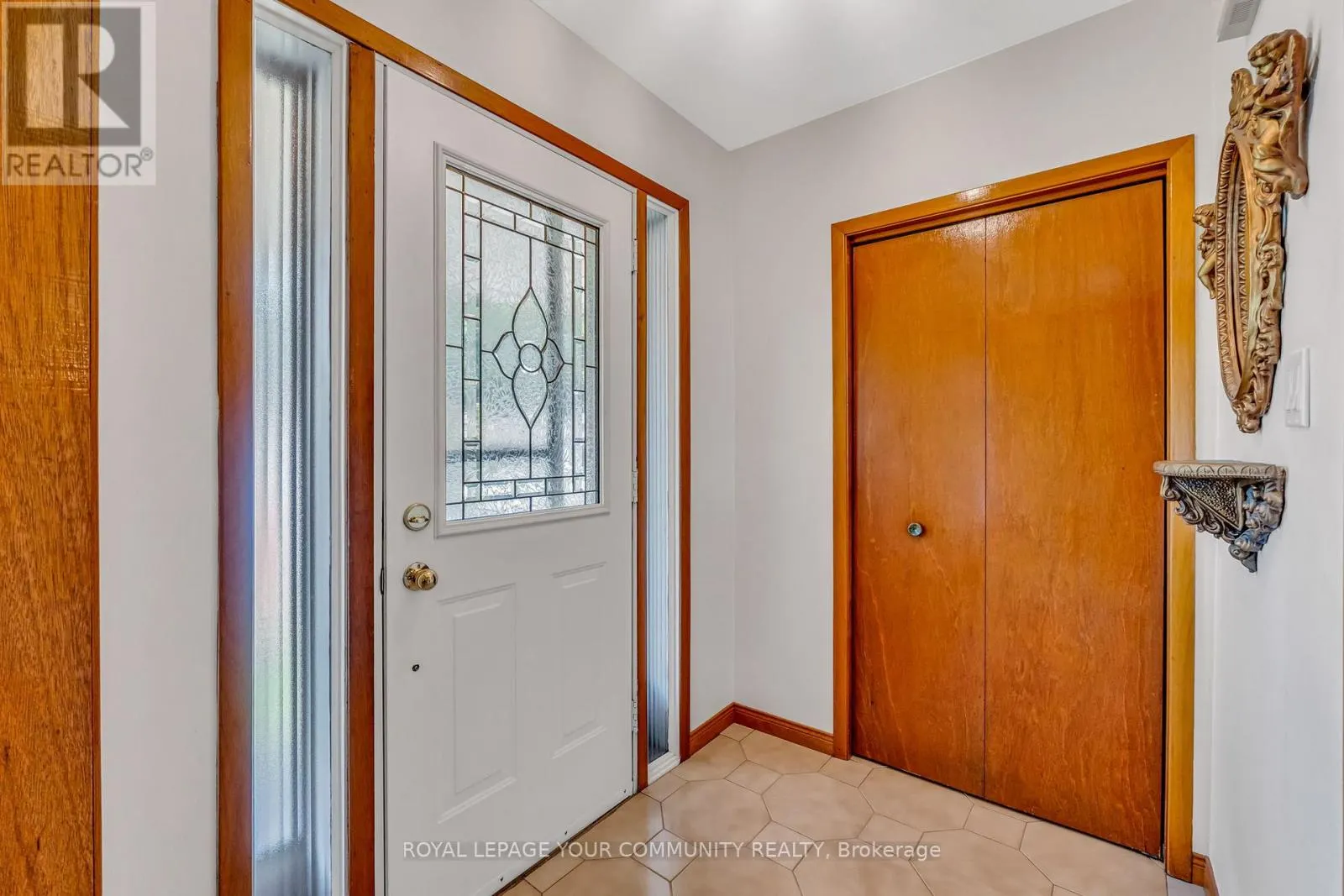 6 HENTOB COURT