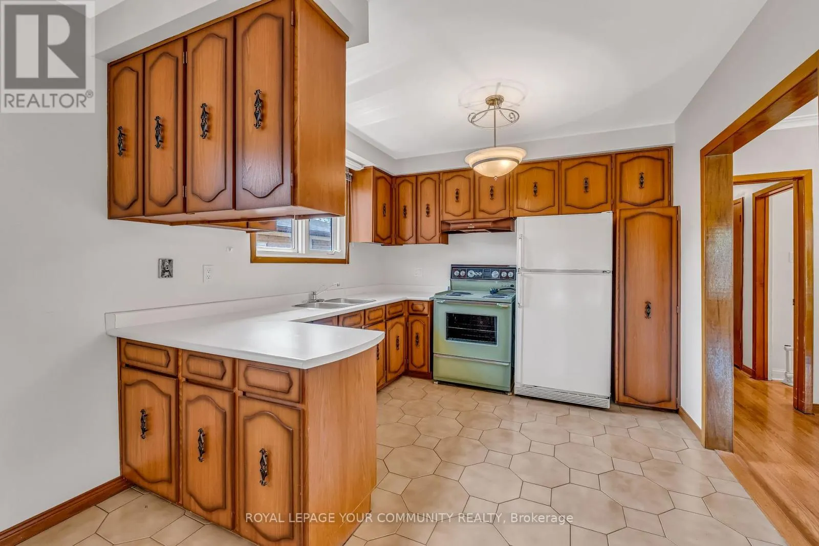6 HENTOB COURT
