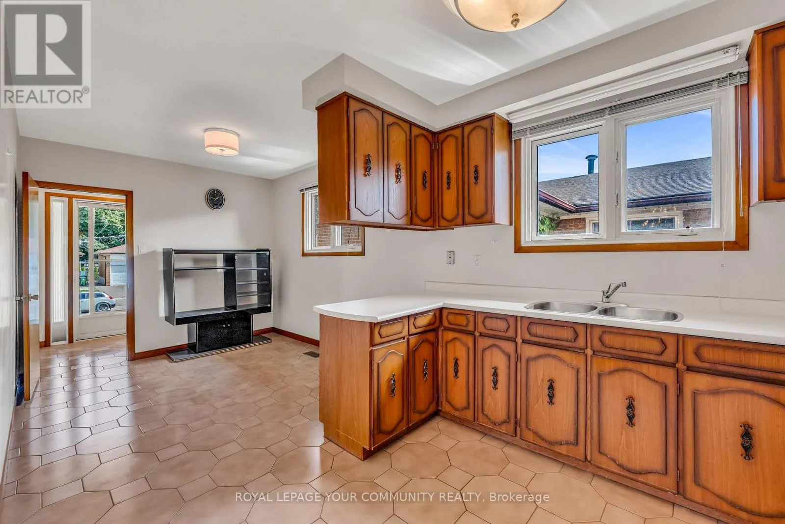6 HENTOB COURT