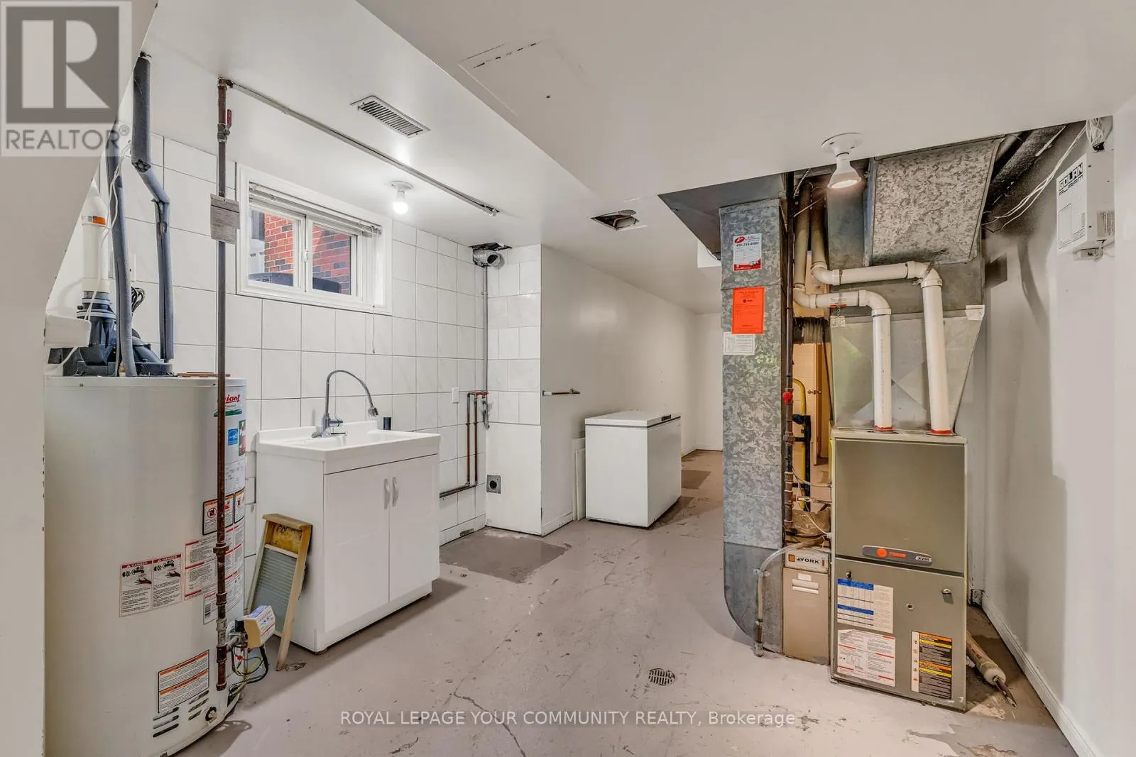 6 HENTOB COURT