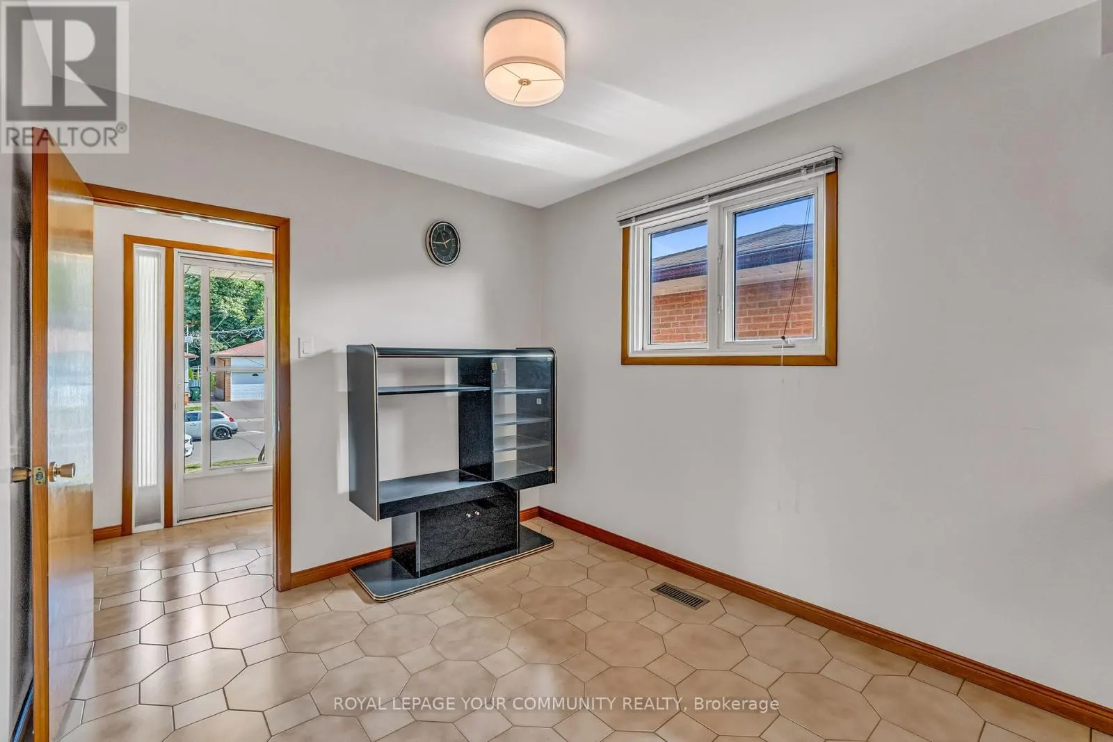 6 HENTOB COURT