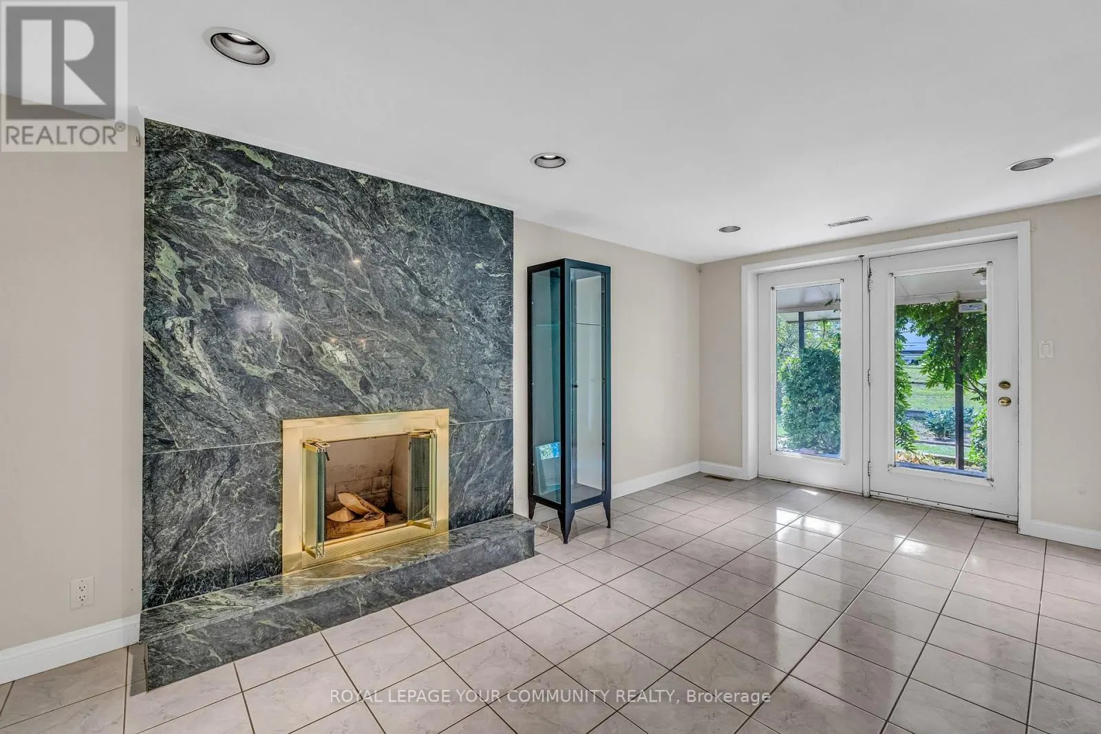 6 HENTOB COURT