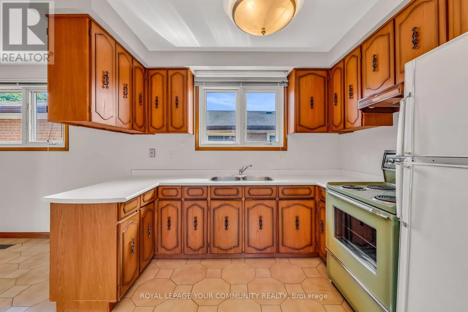 6 HENTOB COURT
