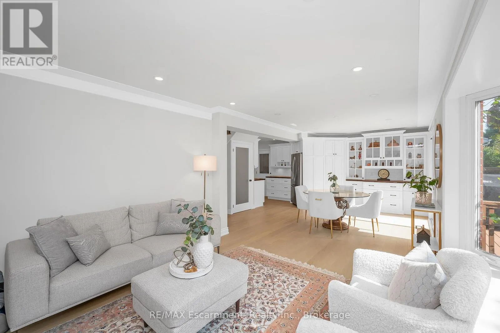 350 EAST SIDE CRESCENT