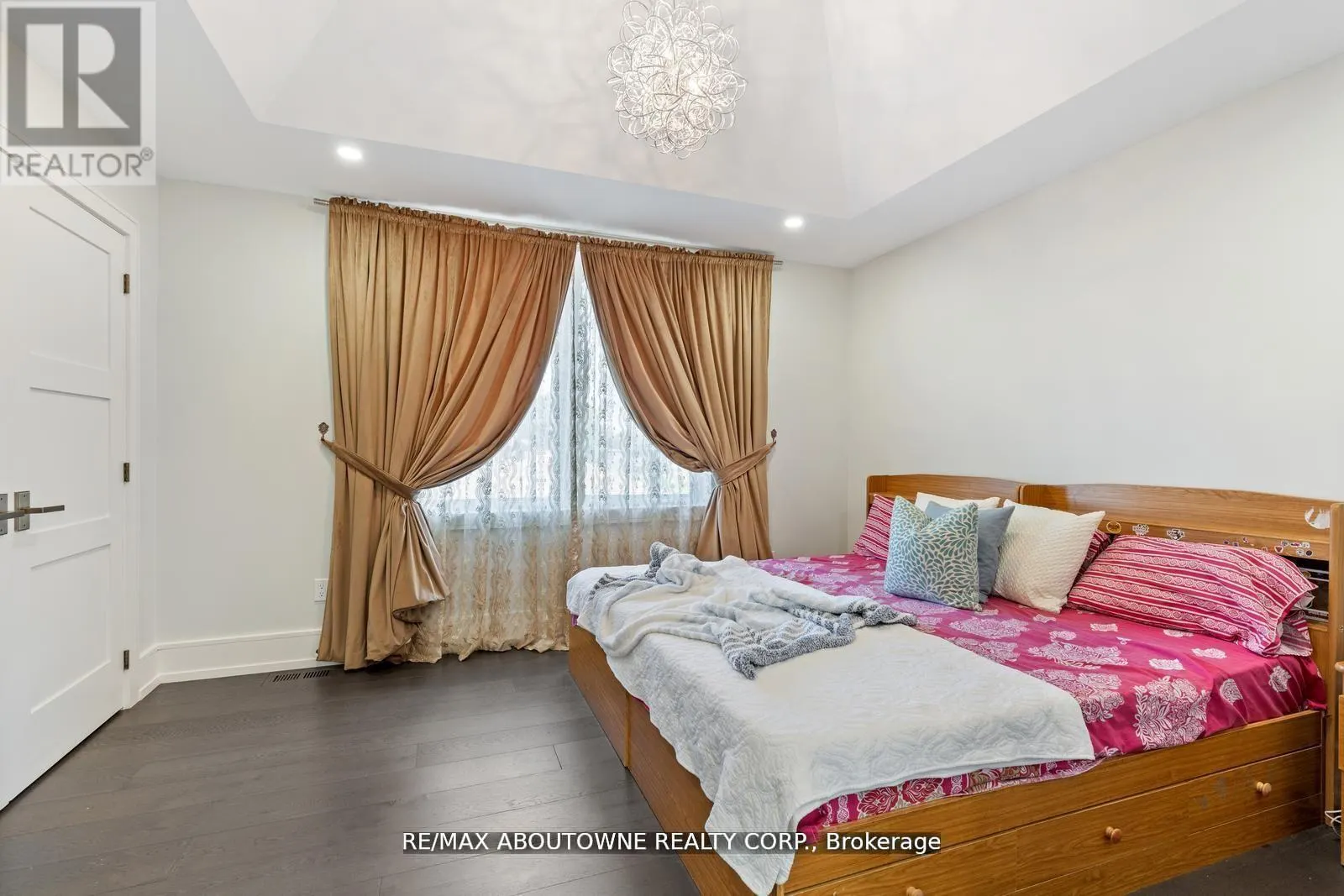 UPPER - 265 WOODALE AVENUE
