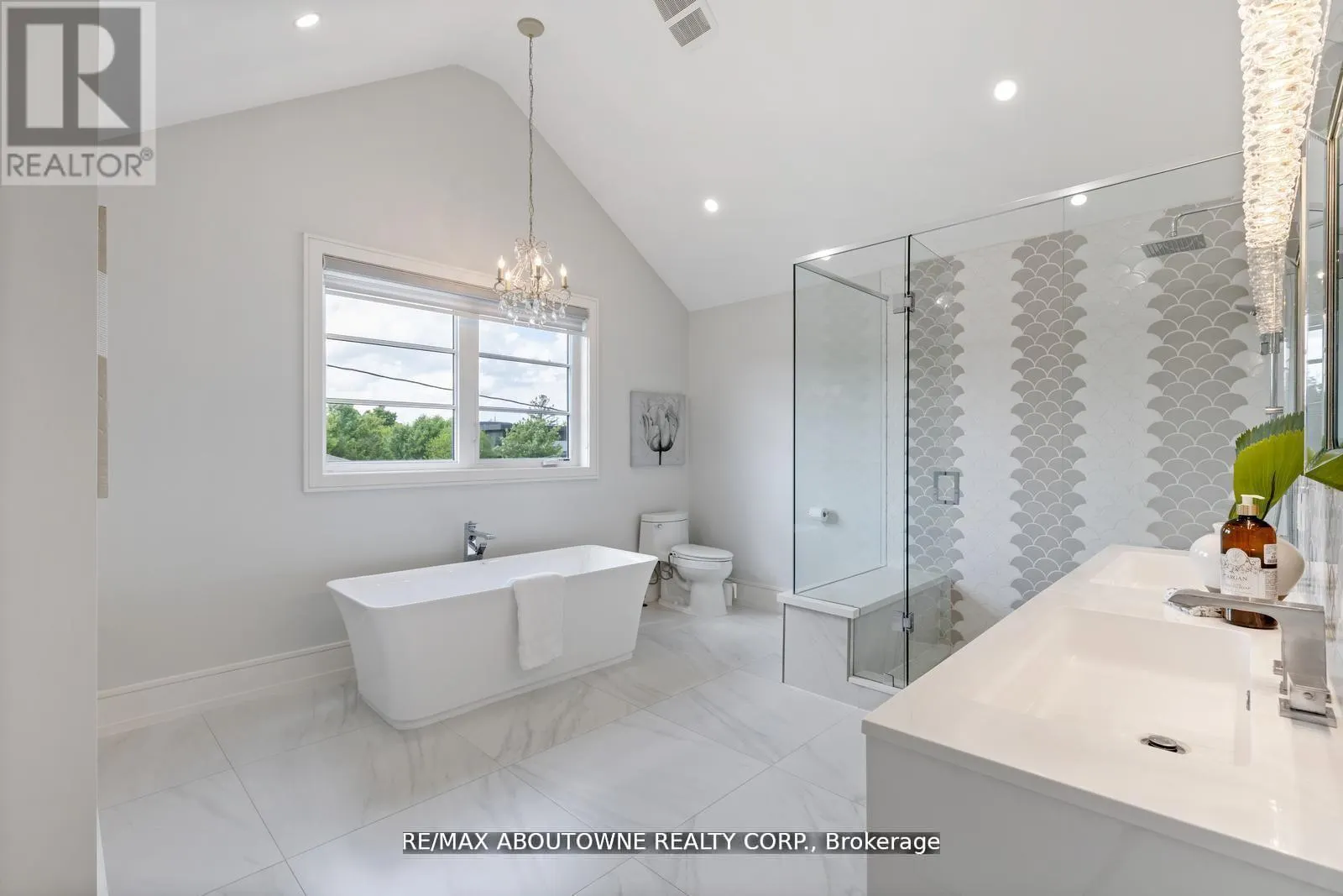 UPPER - 265 WOODALE AVENUE