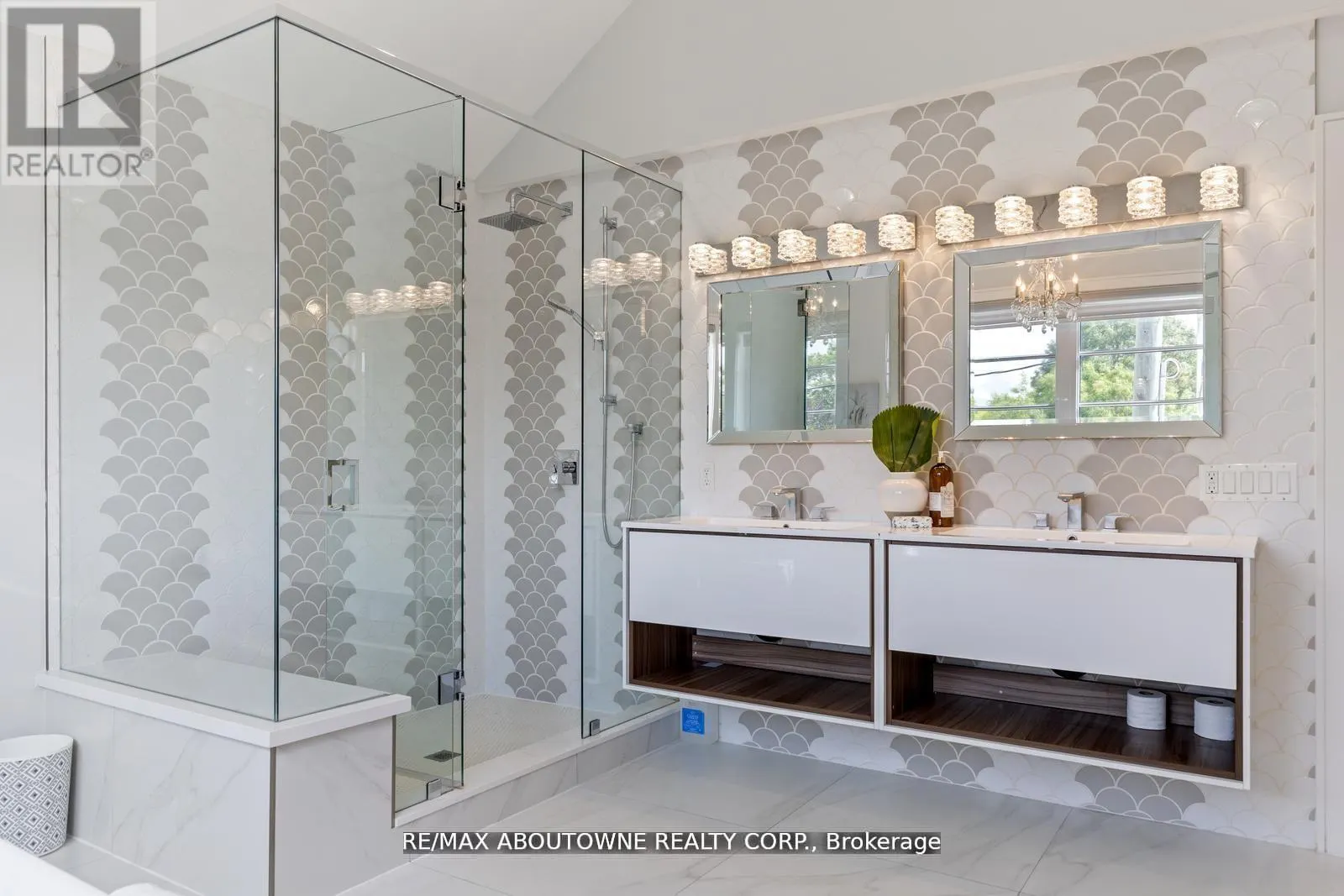 UPPER - 265 WOODALE AVENUE