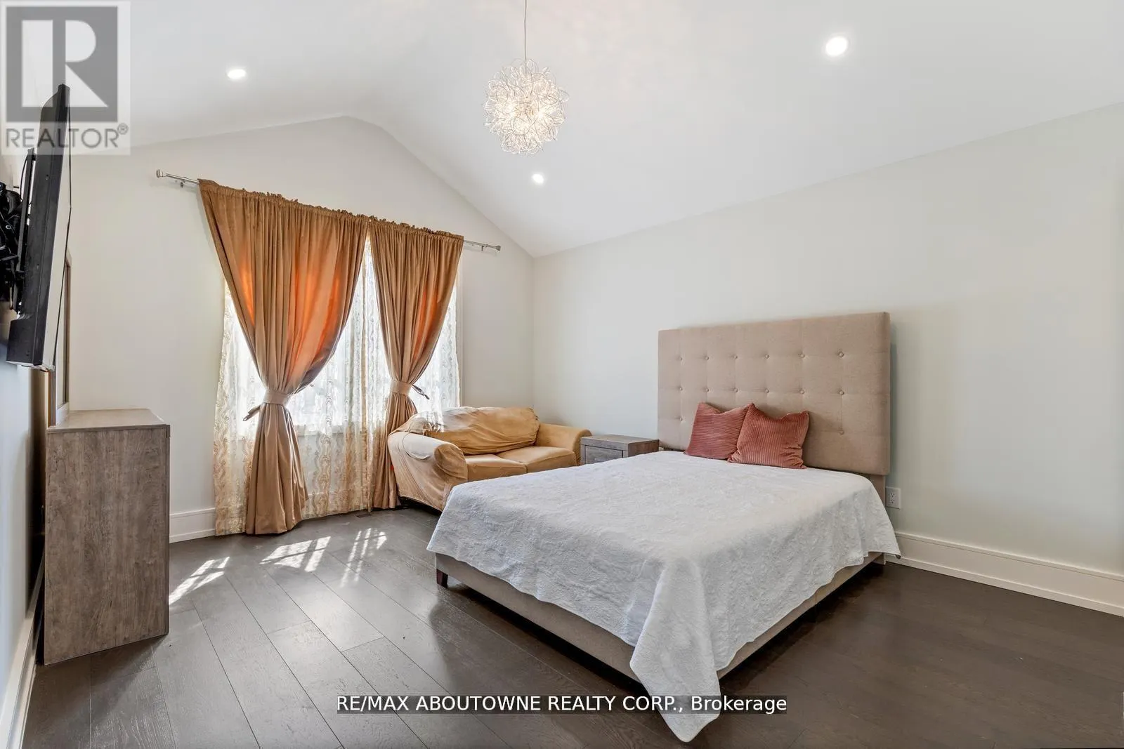 UPPER - 265 WOODALE AVENUE