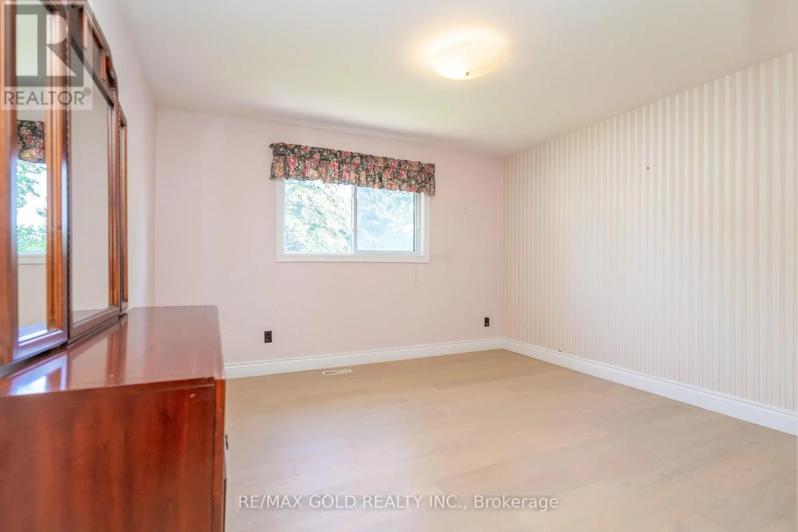 20 DUNSTER CRESCENT