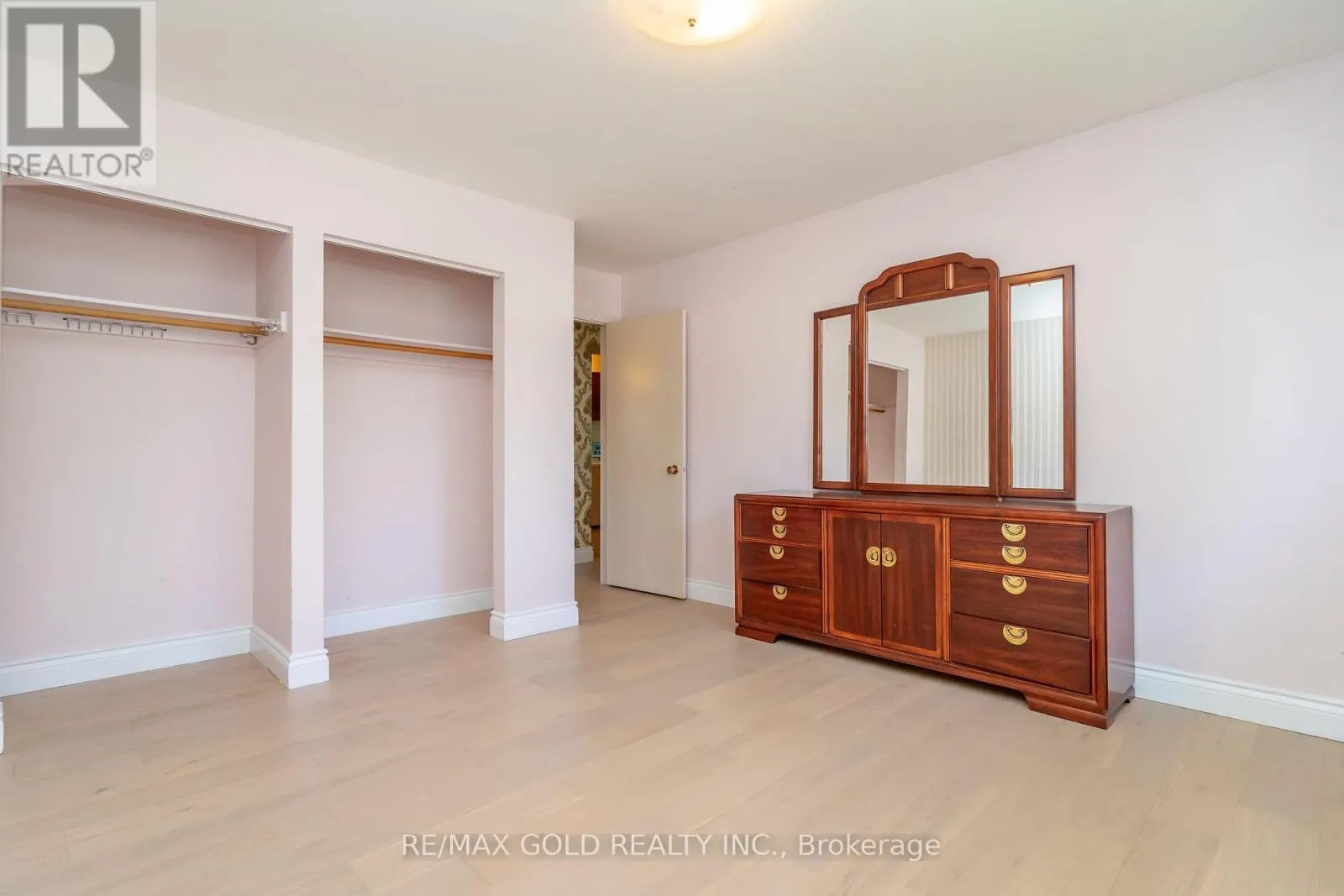 20 DUNSTER CRESCENT