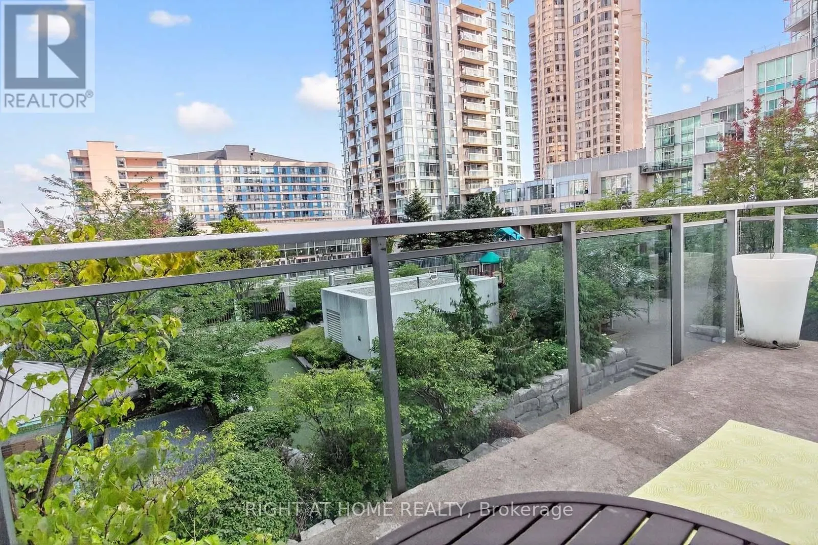 717 - 220 BURNHAMTHORPE ROAD W