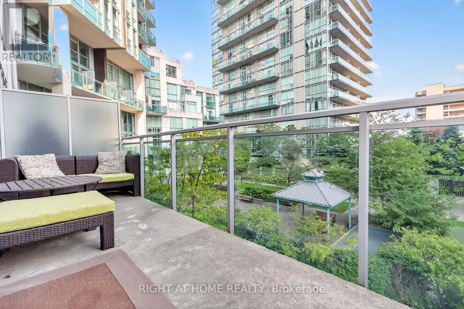 717 - 220 BURNHAMTHORPE ROAD W