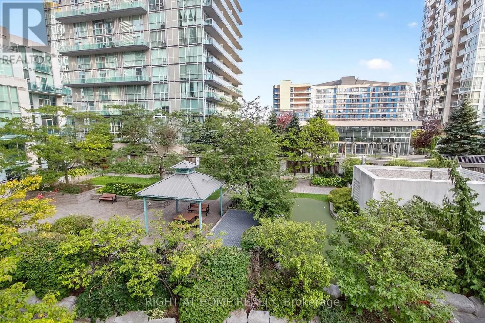 717 - 220 BURNHAMTHORPE ROAD W
