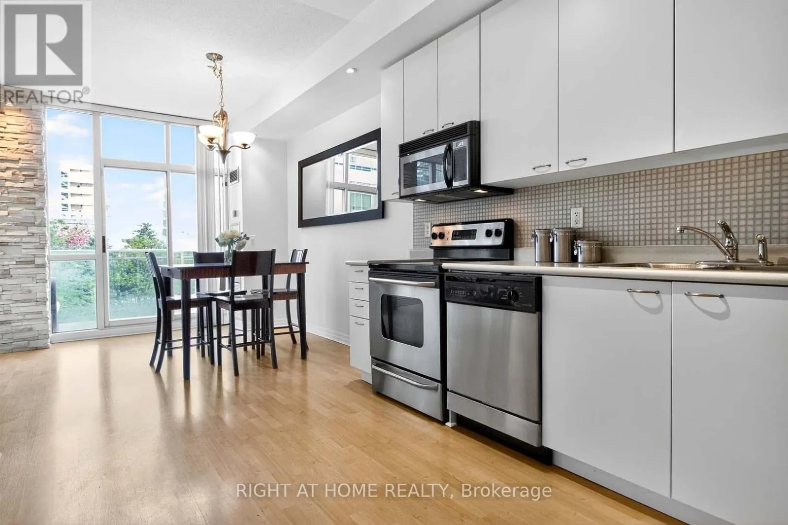 717 - 220 BURNHAMTHORPE ROAD W