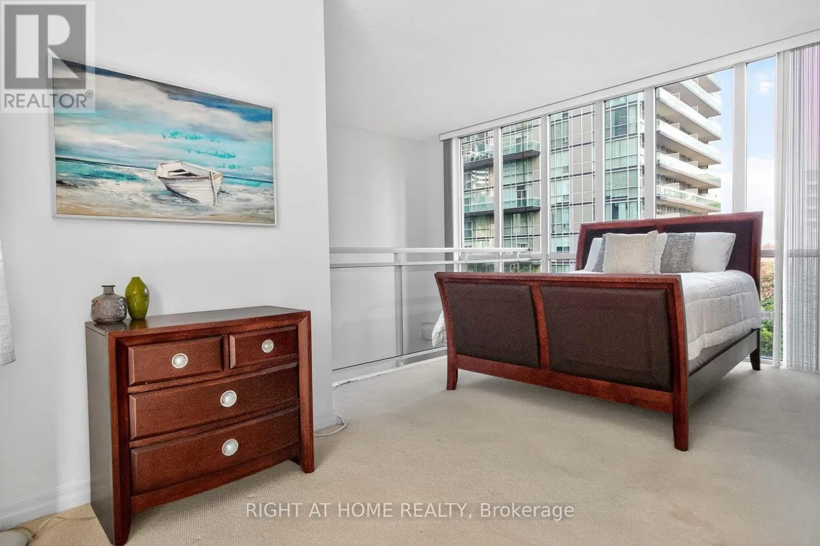 717 - 220 BURNHAMTHORPE ROAD W