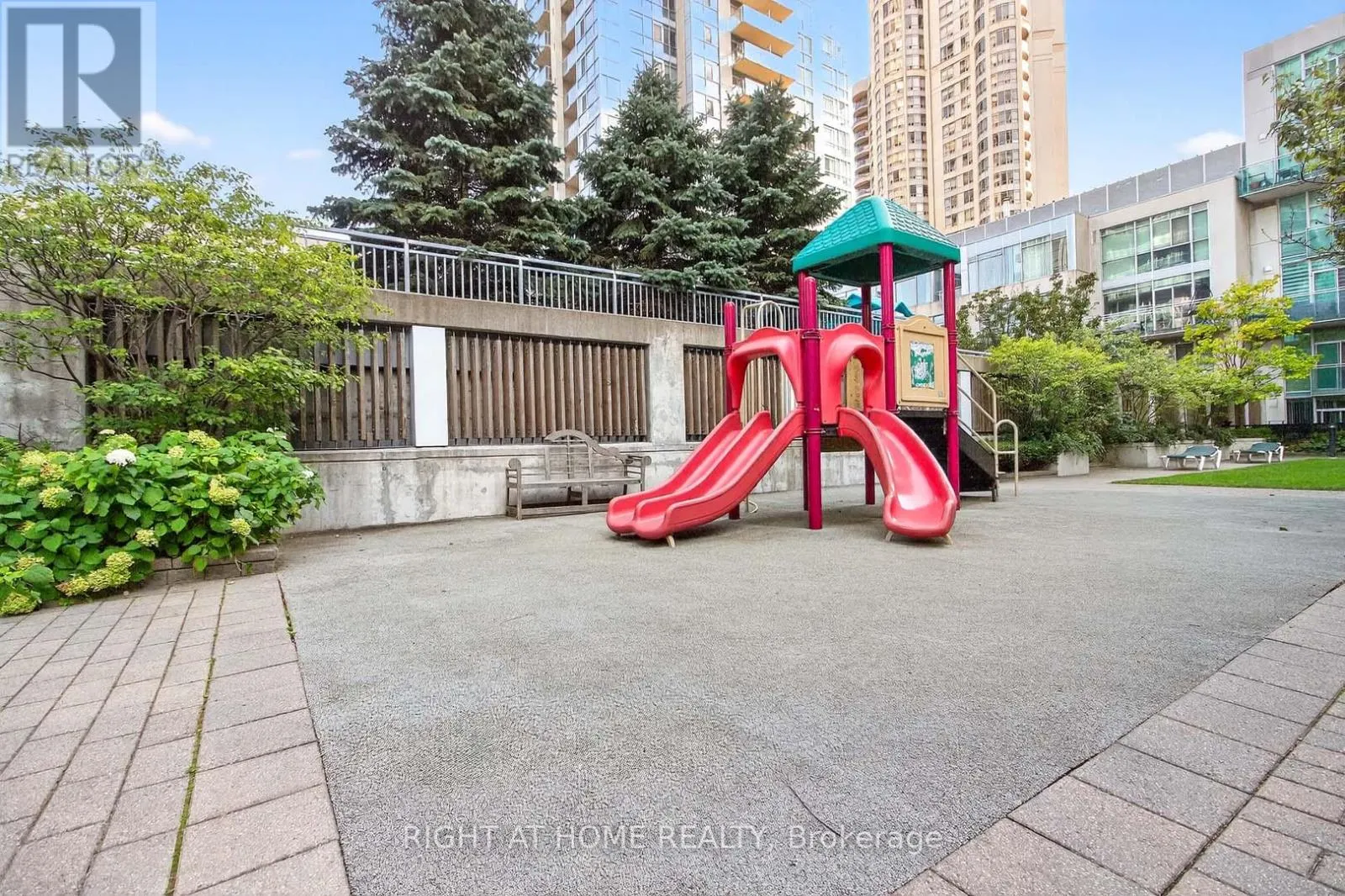 717 - 220 BURNHAMTHORPE ROAD W