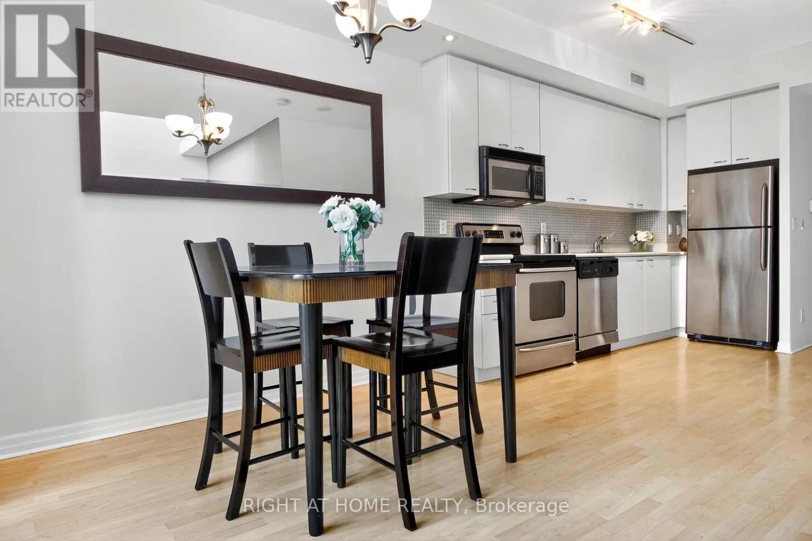 717 - 220 BURNHAMTHORPE ROAD W