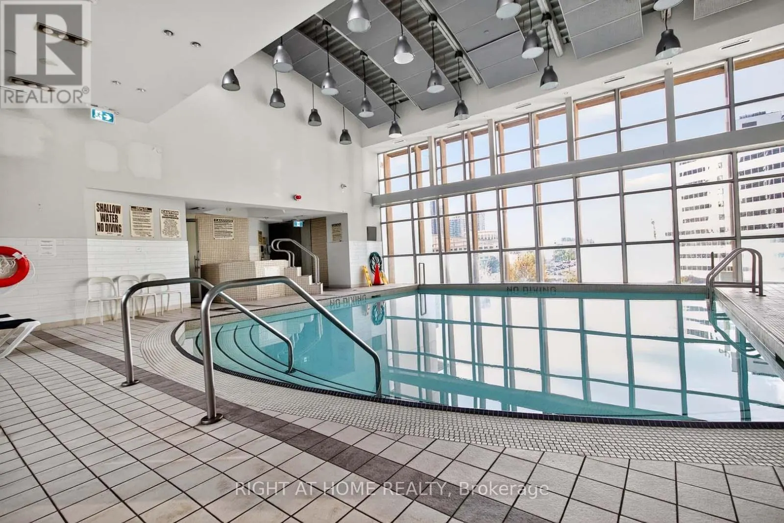 717 - 220 BURNHAMTHORPE ROAD W