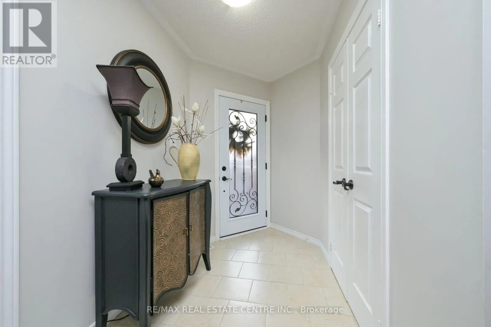 96 LAUCHLIN CRESCENT