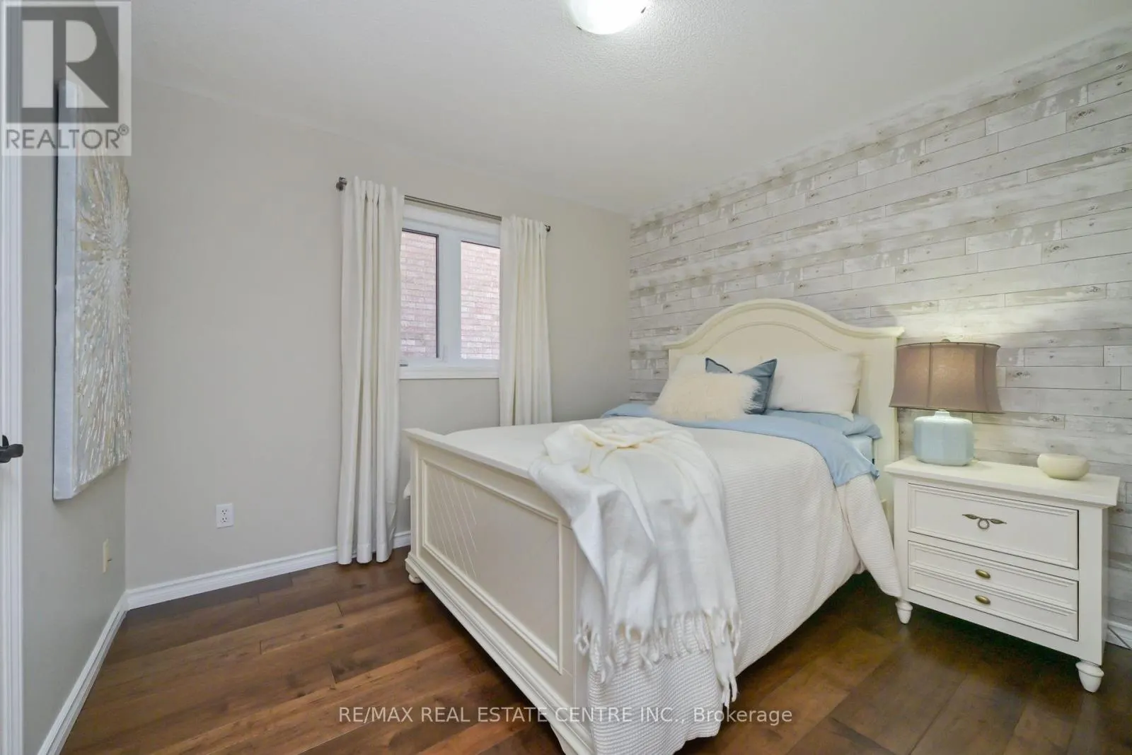 96 LAUCHLIN CRESCENT
