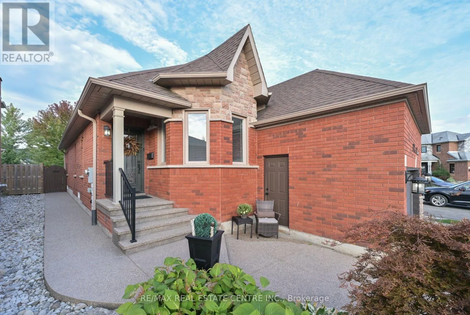 96 LAUCHLIN CRESCENT