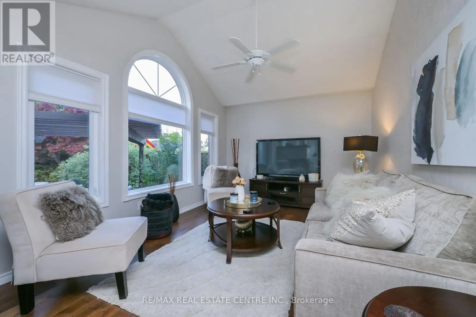 96 LAUCHLIN CRESCENT