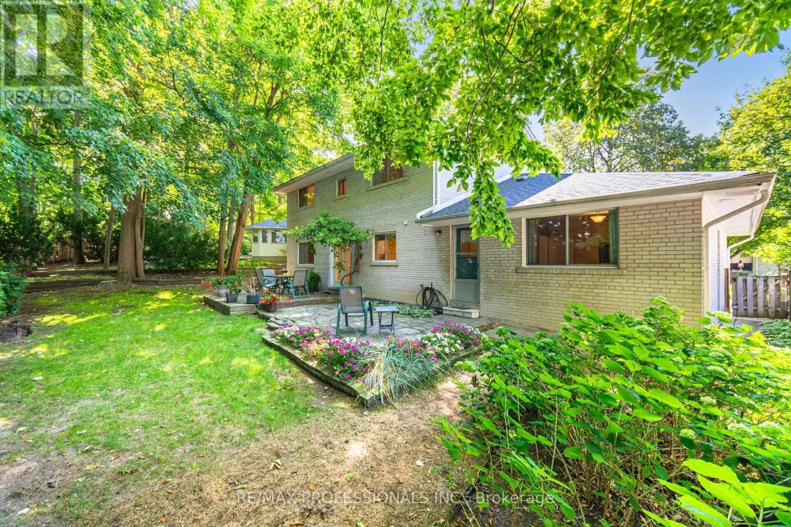 7 QUEENSBOROUGH CRESCENT