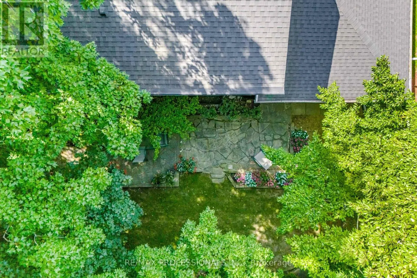 7 QUEENSBOROUGH CRESCENT
