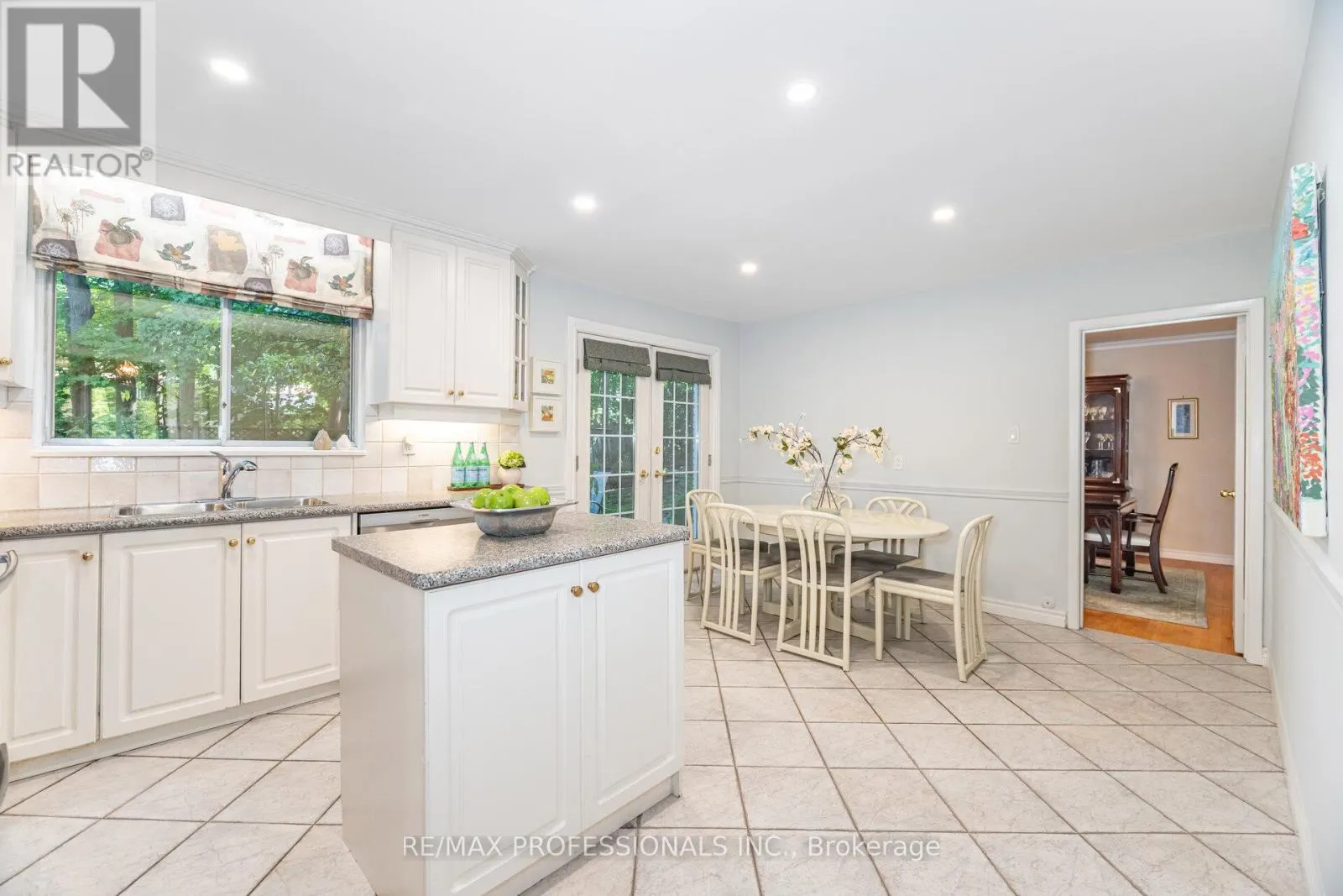 7 QUEENSBOROUGH CRESCENT