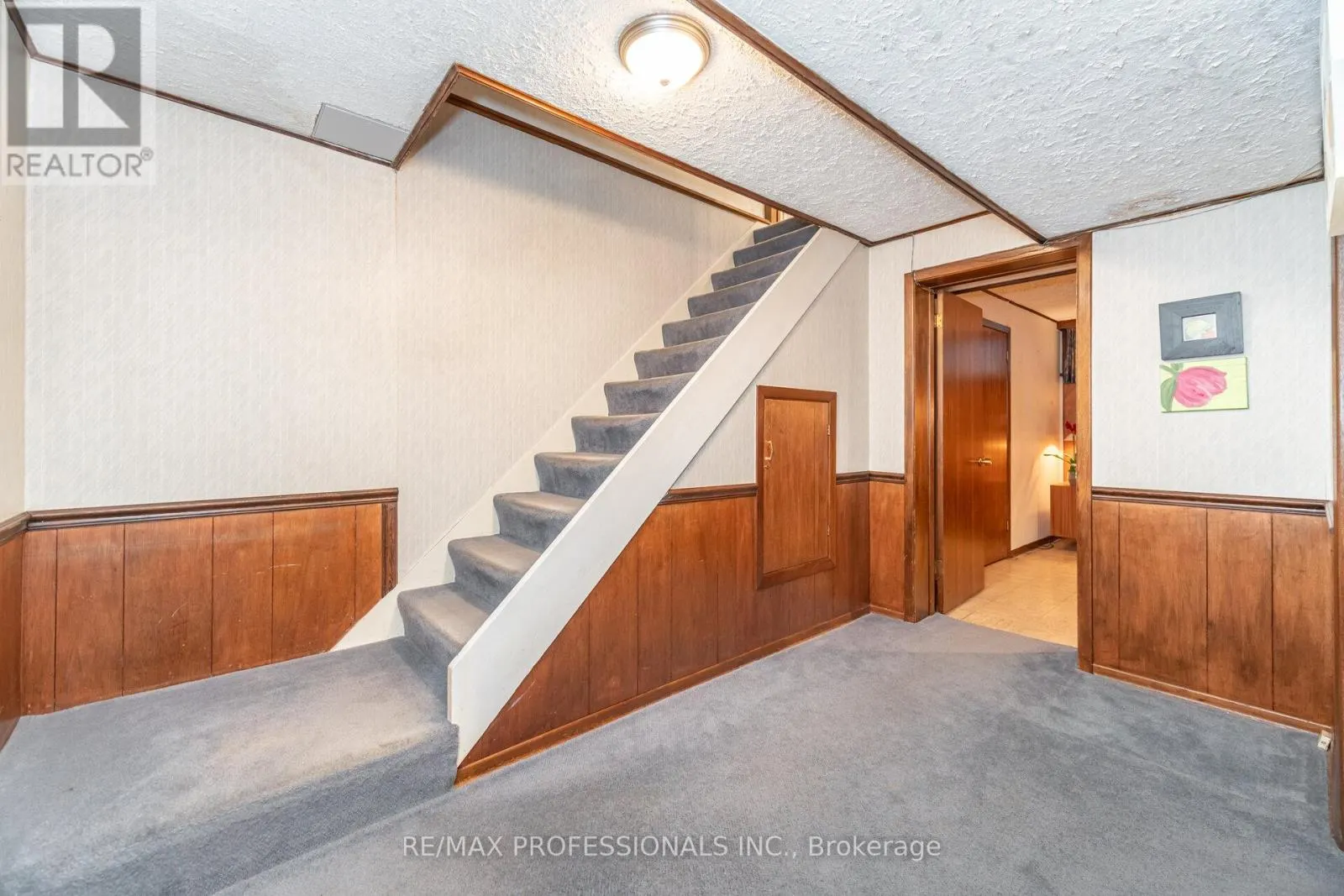 7 QUEENSBOROUGH CRESCENT