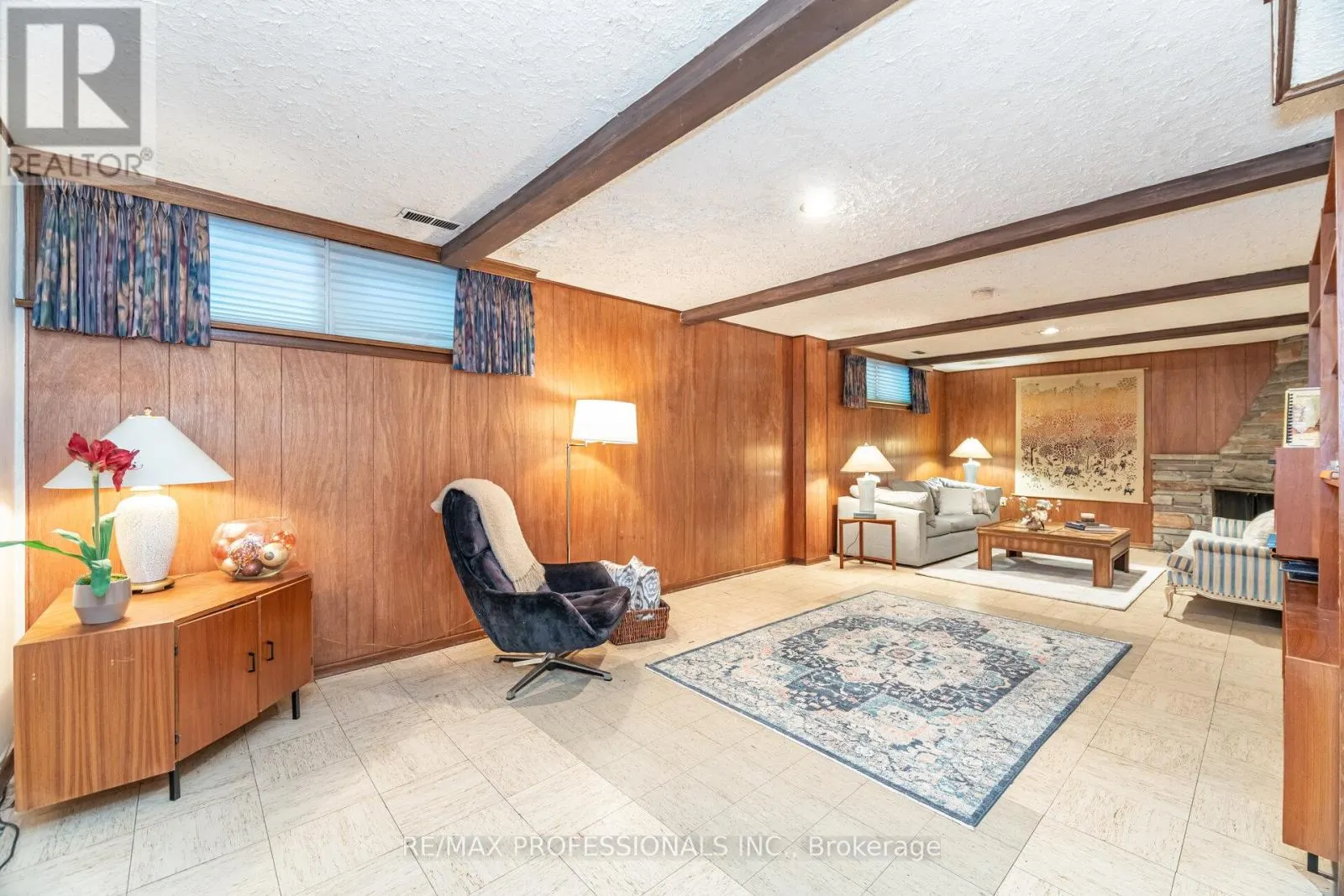 7 QUEENSBOROUGH CRESCENT