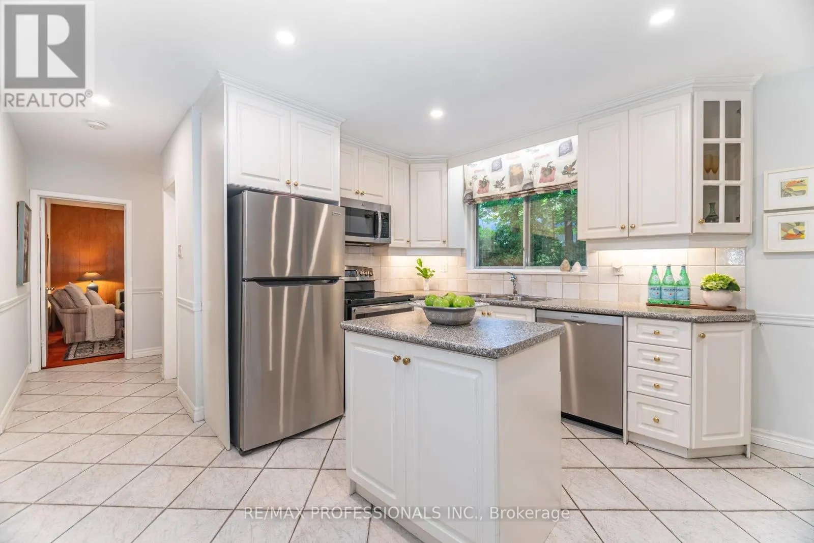 7 QUEENSBOROUGH CRESCENT