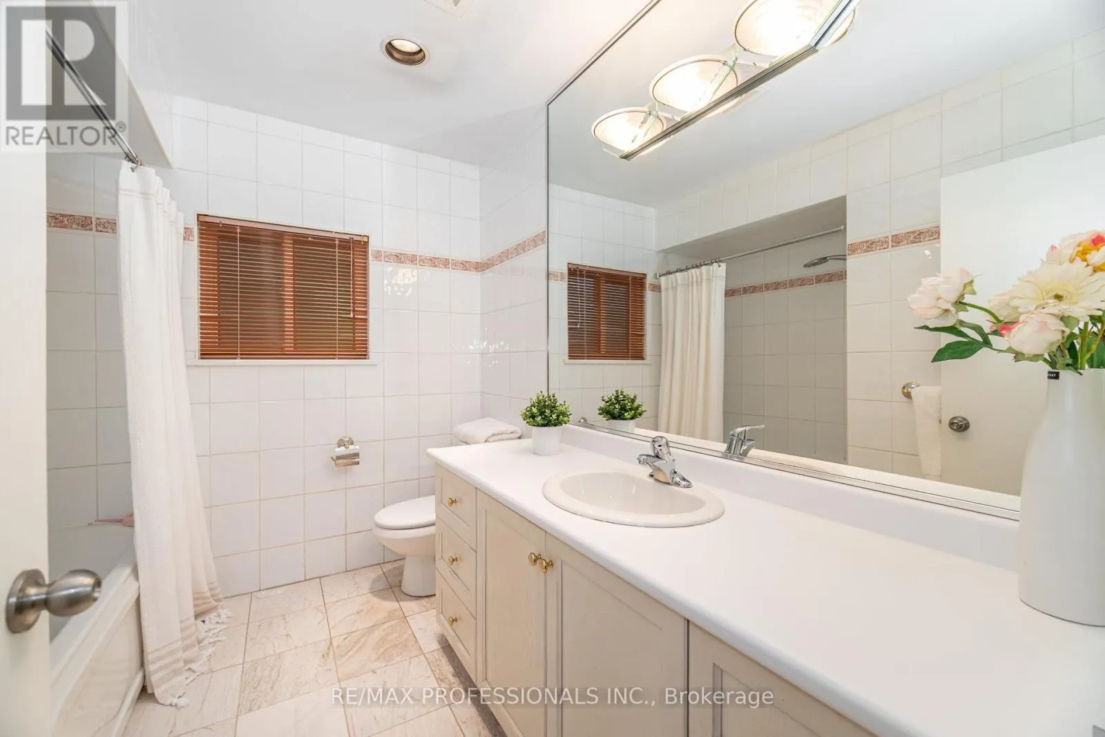 7 QUEENSBOROUGH CRESCENT