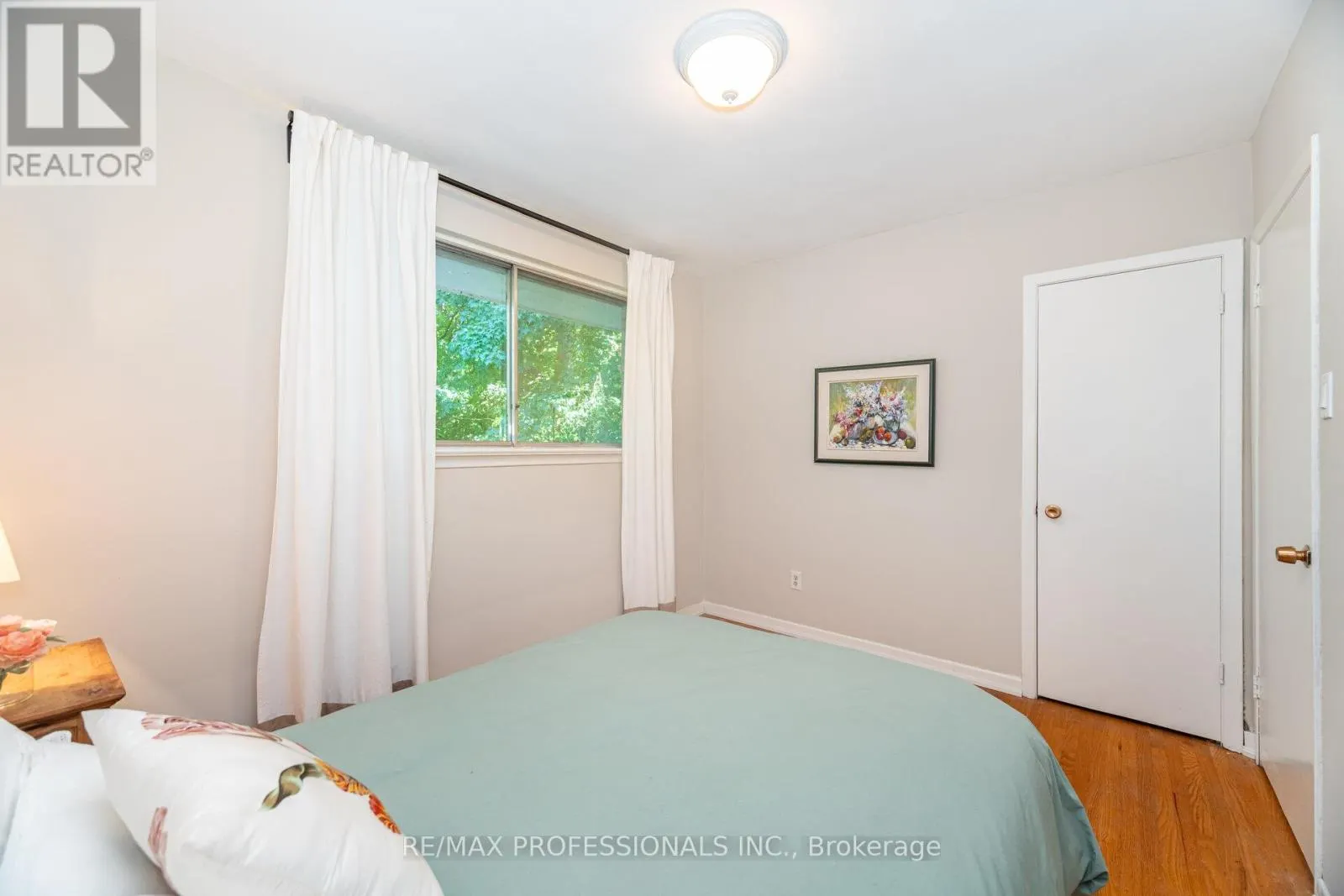 7 QUEENSBOROUGH CRESCENT