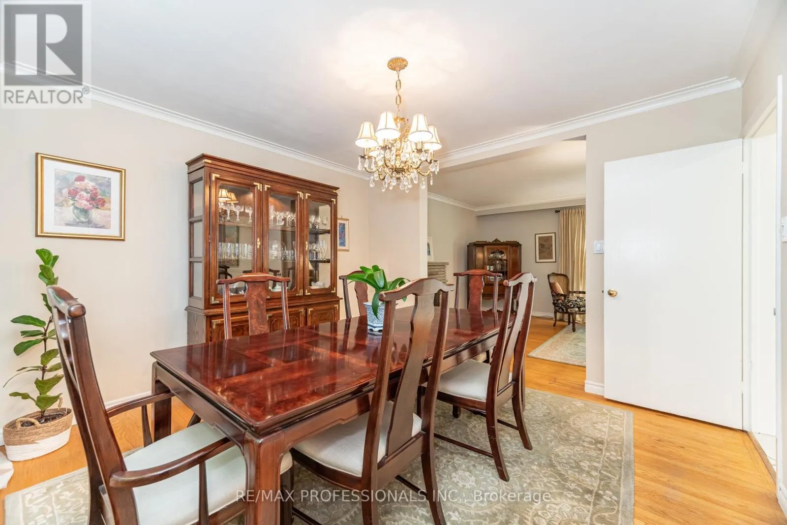 7 QUEENSBOROUGH CRESCENT