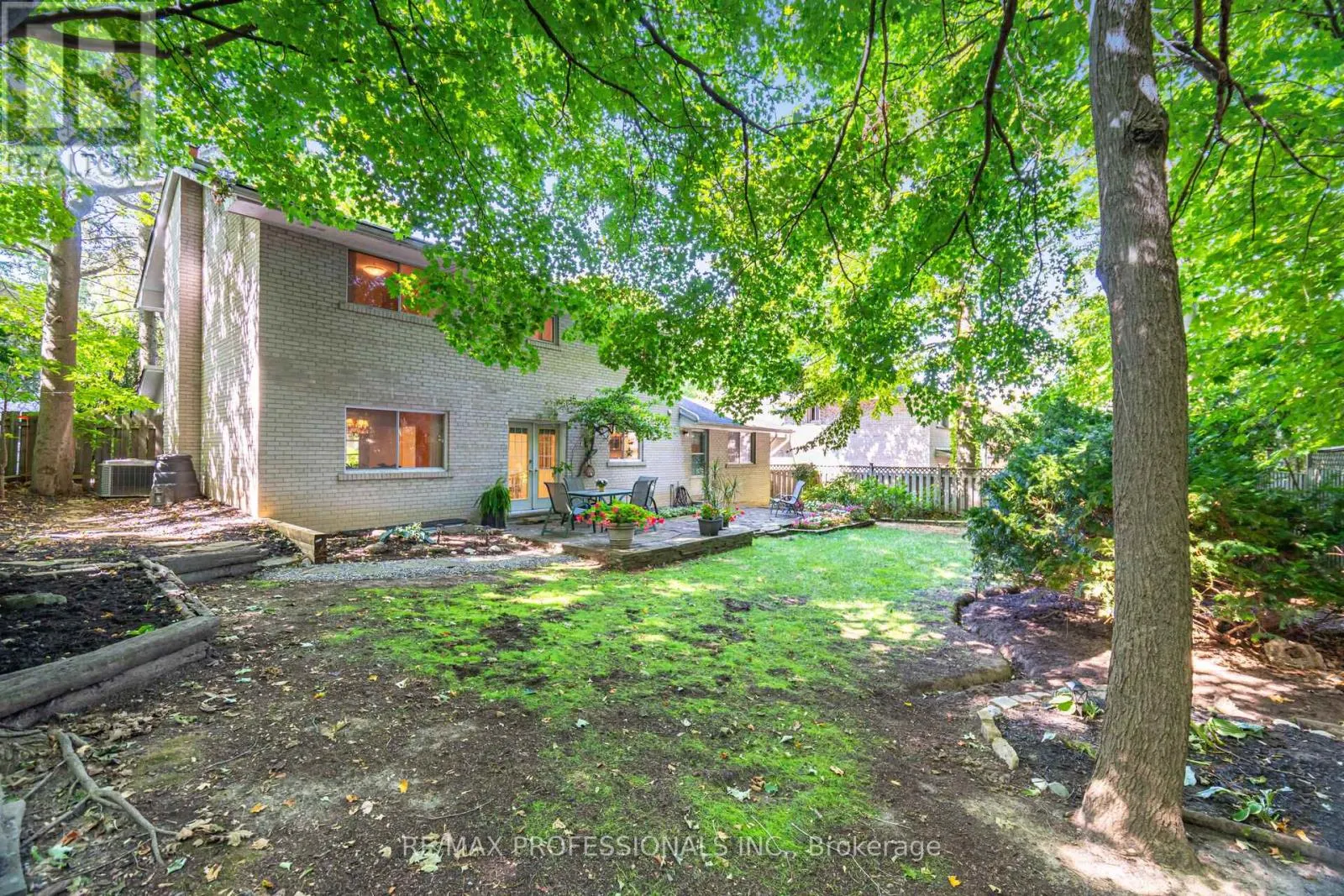 7 QUEENSBOROUGH CRESCENT