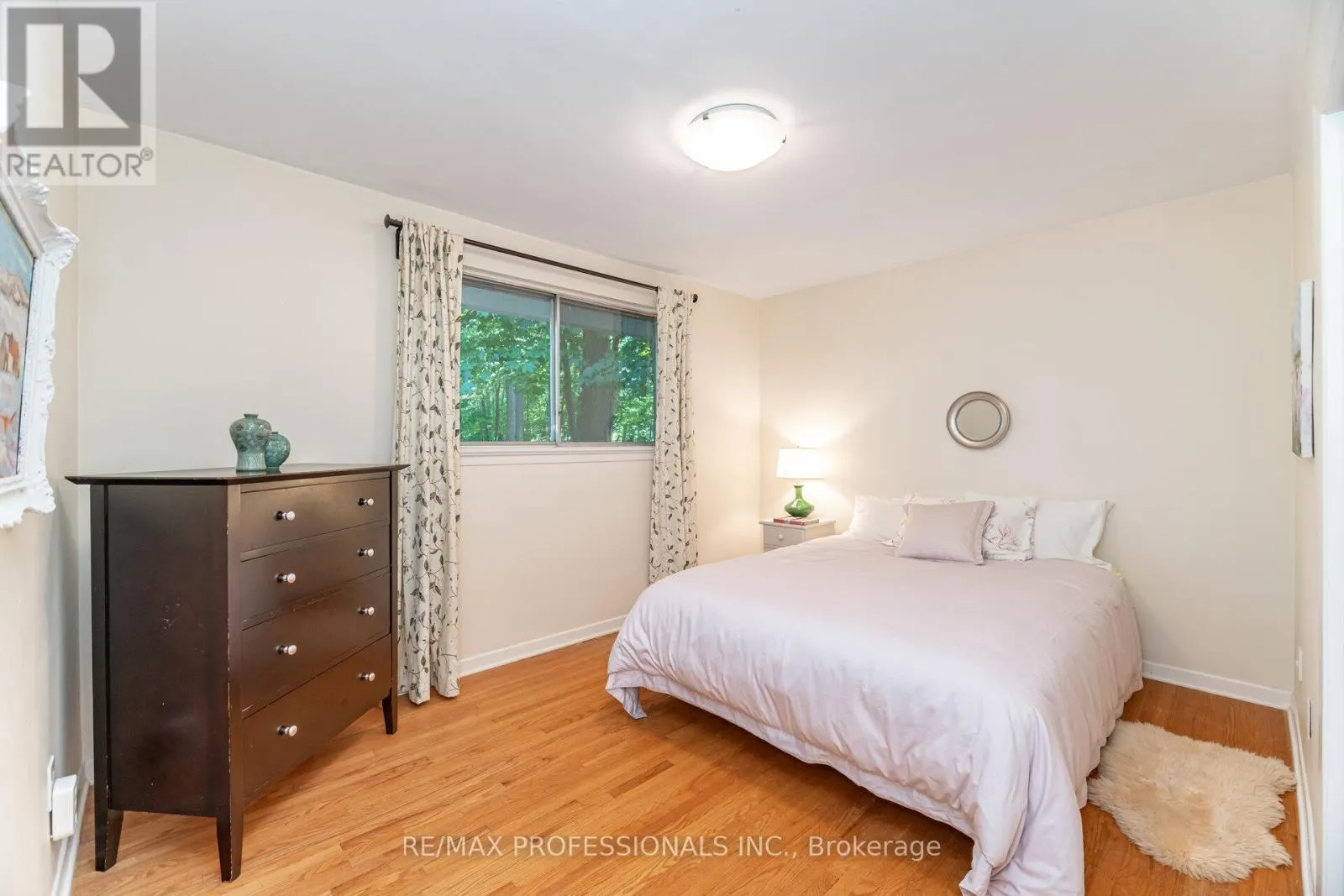 7 QUEENSBOROUGH CRESCENT