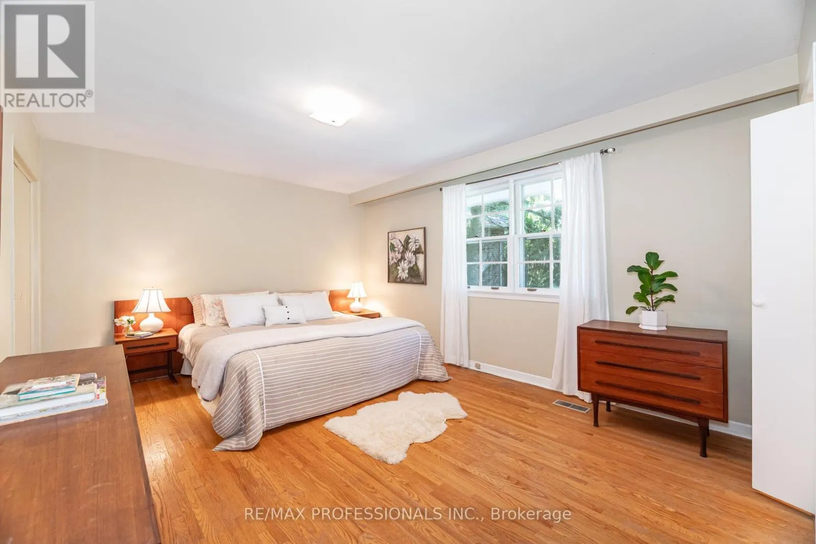 7 QUEENSBOROUGH CRESCENT