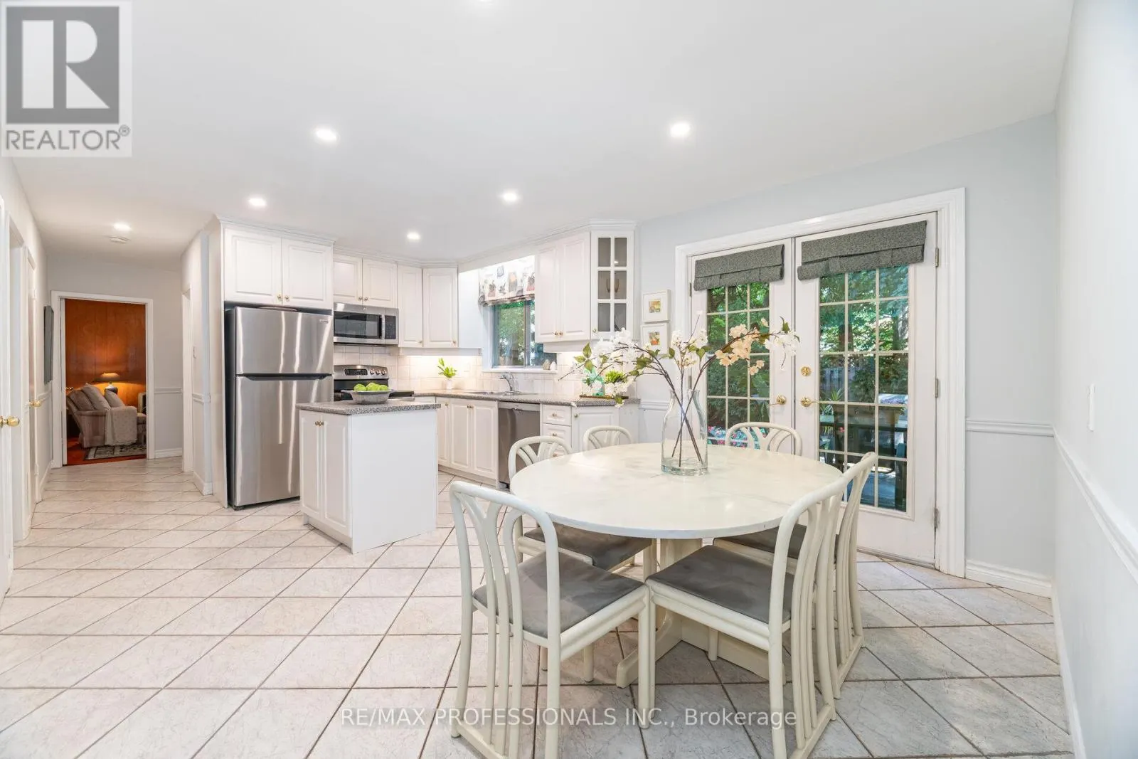 7 QUEENSBOROUGH CRESCENT