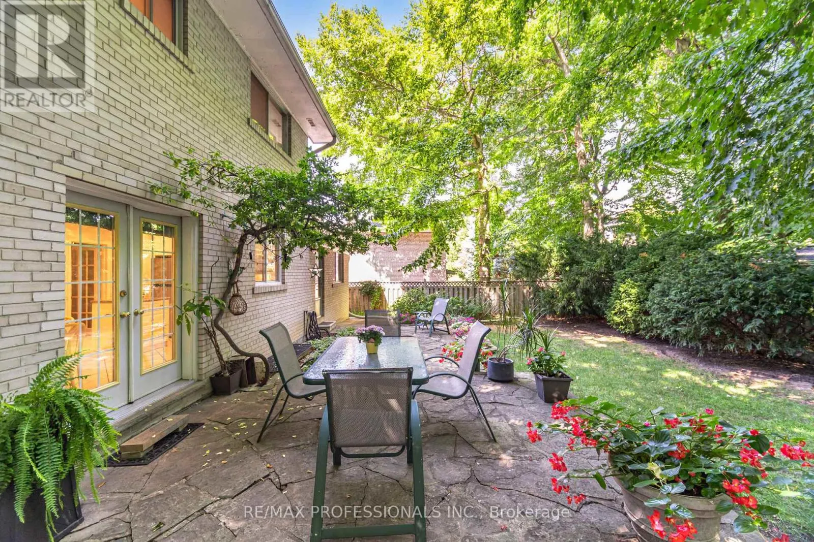 7 QUEENSBOROUGH CRESCENT
